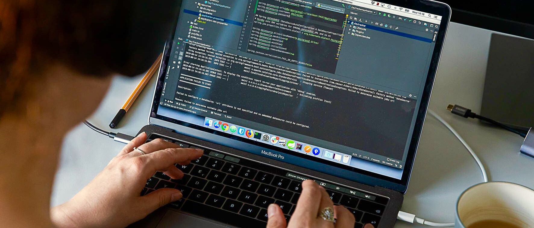 Agile Softwareentwicklung Hamburg – gemeinsam skalierbare Software umsetzen mit mindmatters Entwicklerin programmiert gemeinsam mit dem Team eine skalierbare Softwarelösung in Hamburg