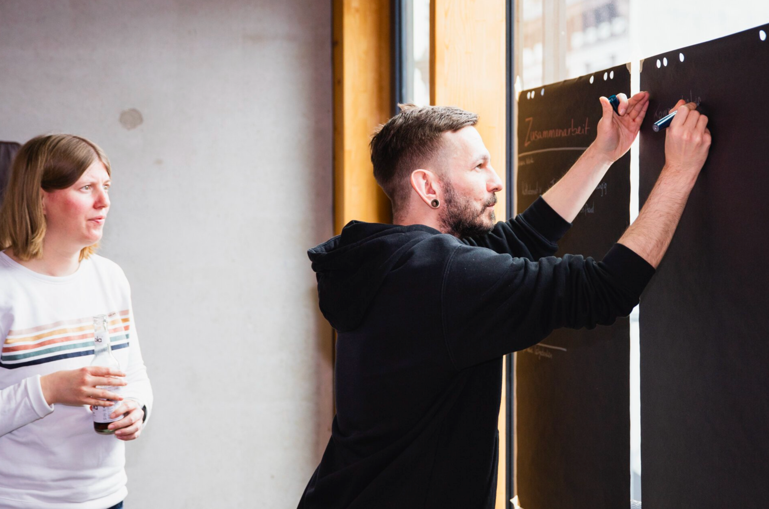 Webentwickler und UX-Designerin der Webagentur mindmatters im fachlichen Austausch im Workshopraum