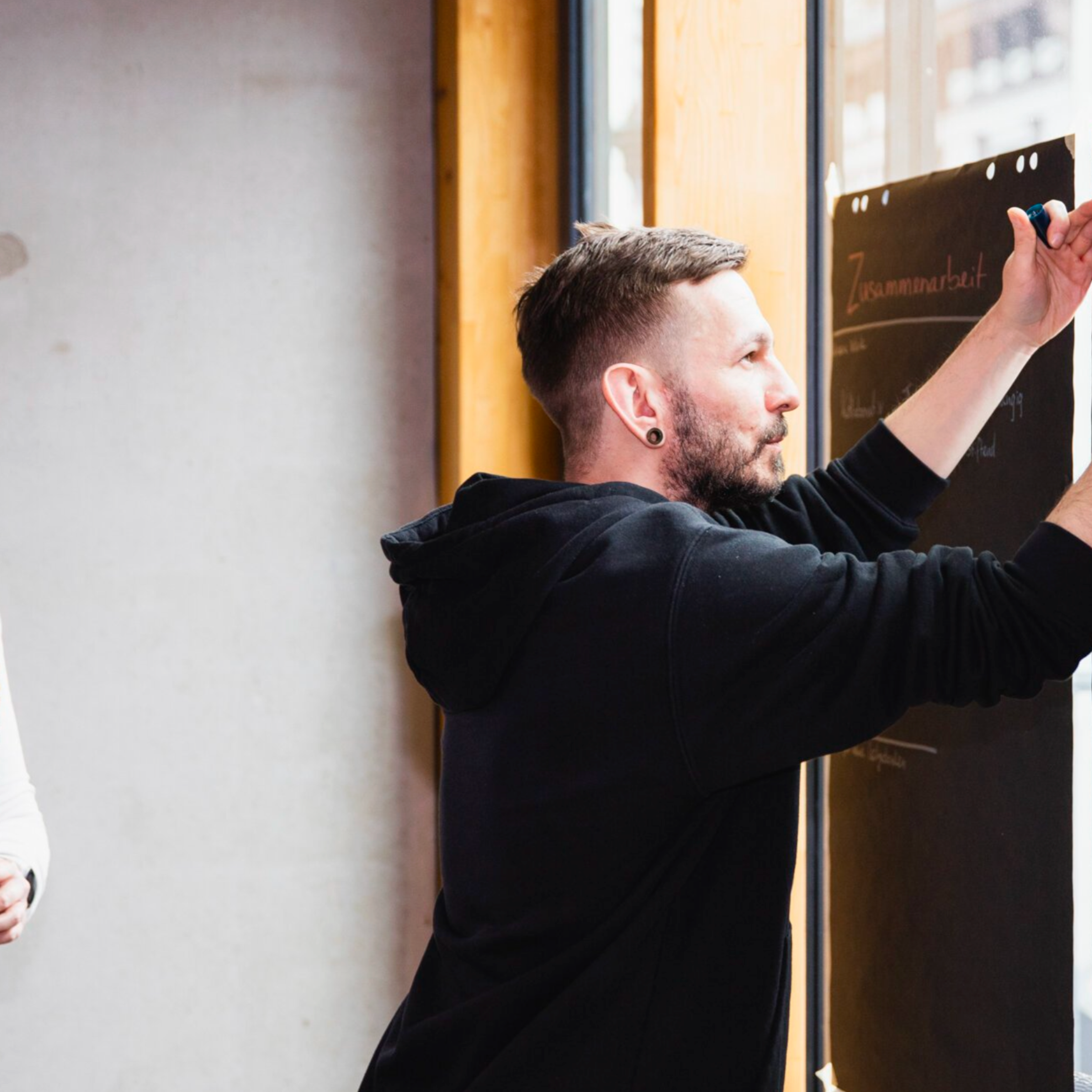 Strategische Identifikation digitaler Potenziale in Unternehmen mit mindmatters Entwickler und UX-Designerin von mindmatters analysieren gemeinsam Potenziale für Softwareentwicklung im Workshop