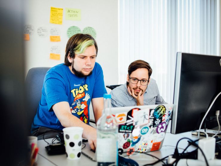 Bild zweier Entwickler beim Pair-Programming