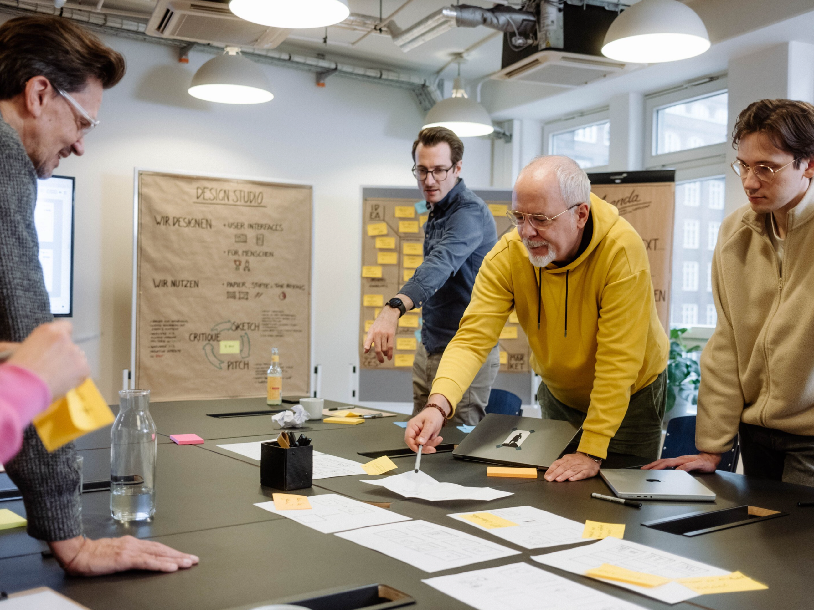 Überlegungen, Tests und Entscheidungswege werden im Infohub geteilt Kollegiale Führung braucht Transparenz: In unserem Infohub teilen wir Überlegungen zu neuen Marktimpulsen