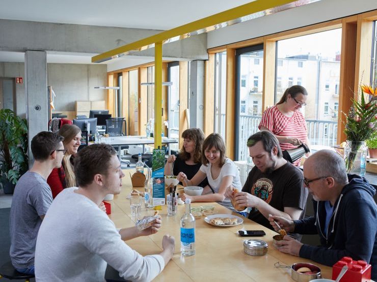 Bild von Mitarbeiter*innen beim Mittagessen