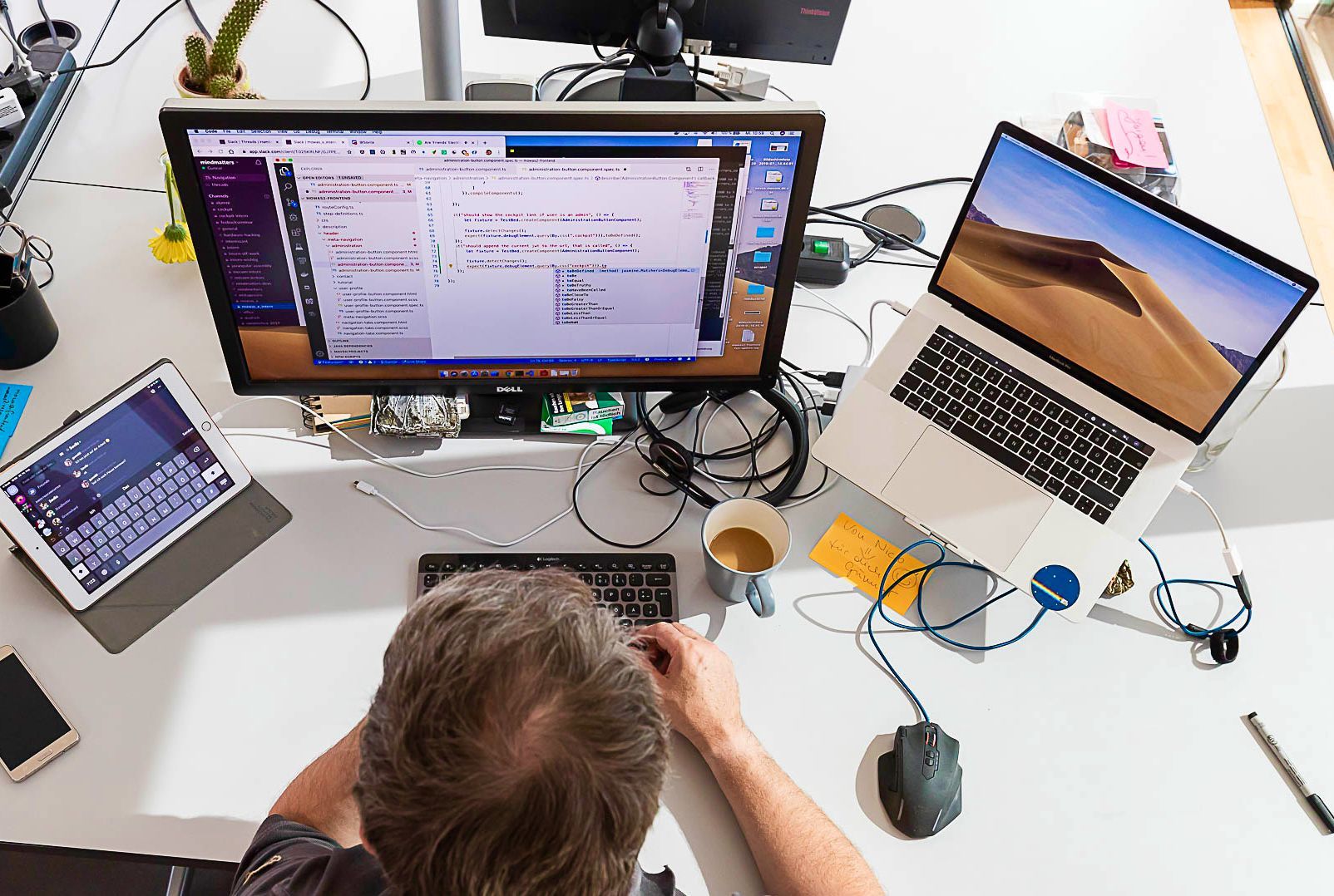 Softwareentwickler bei der Arbeit an einem digitalen Prototypen auf Monitor und iPad im Rahmen eines Innovationsprojekts