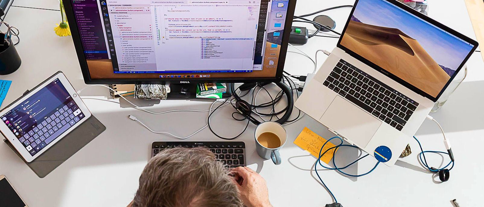 Digitale Produktentwicklung und Prototyping durch Softwareunternehmen in Hamburg und Berlin Softwareentwickler bei der Arbeit an einem digitalen Prototypen auf Monitor und iPad im Rahmen eines Innovationsprojekts