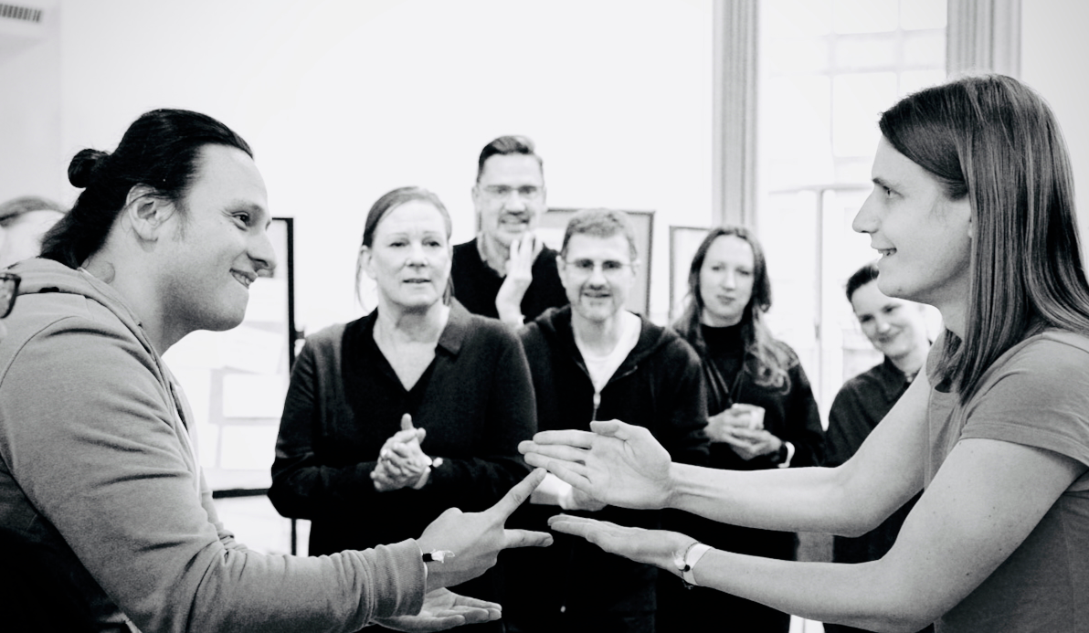 Team bei mindmatters Hamburg spielt Stein-Schere-Papier – Sinnbild für Zusammenarbeit, Vertrauen und agile Softwareentwicklung