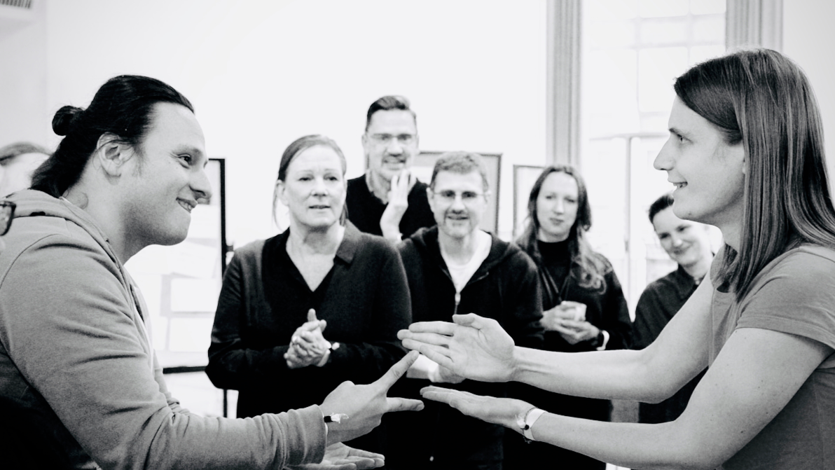 Agile Teamarbeit bei mindmatters – Softwareunternehmen in Hamburg und Berlin Team bei mindmatters Hamburg spielt Stein-Schere-Papier – Sinnbild für Zusammenarbeit, Vertrauen und agile Softwareentwicklung