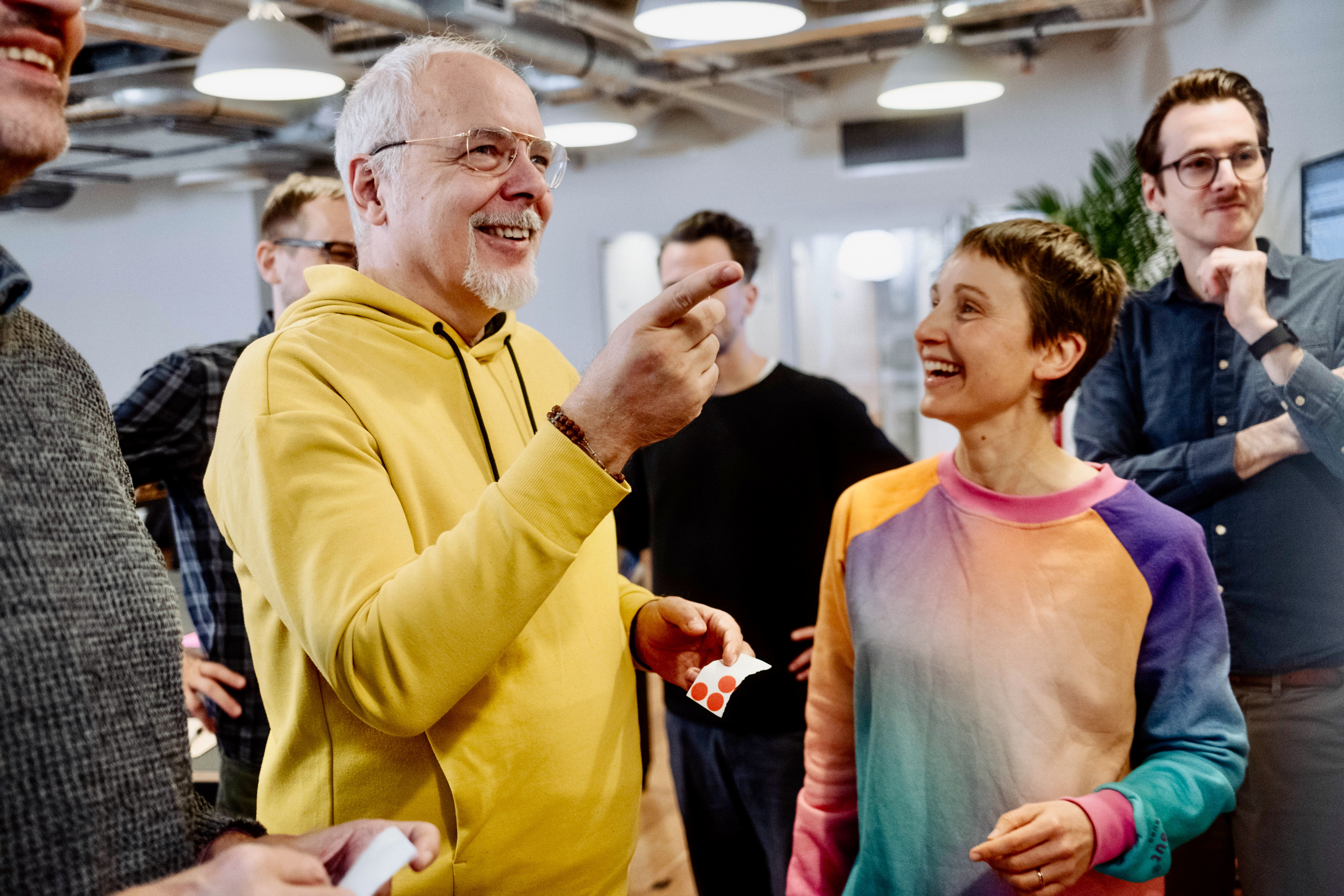 Team beim gemeinsamen Diskutieren