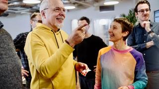 Team beim gemeinsamen Diskutieren