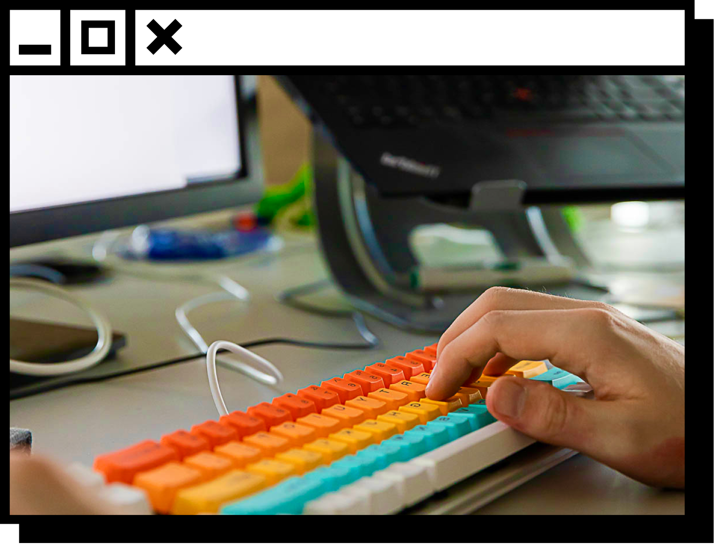 Bunte Tastatur am Arbeitsplatz eines Entwicklers – Sinnbild für individuelle Softwareentwicklung im Agenturalltag