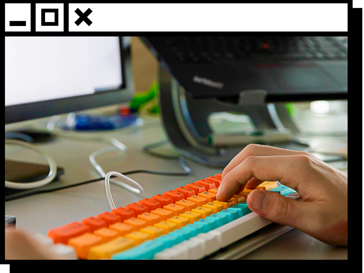 Arbeitsplatz eines Softwareentwicklers – individuelle Webentwicklung mit persönlicher Note Bunte Tastatur am Arbeitsplatz eines Entwicklers – Sinnbild für individuelle Softwareentwicklung im Agenturalltag