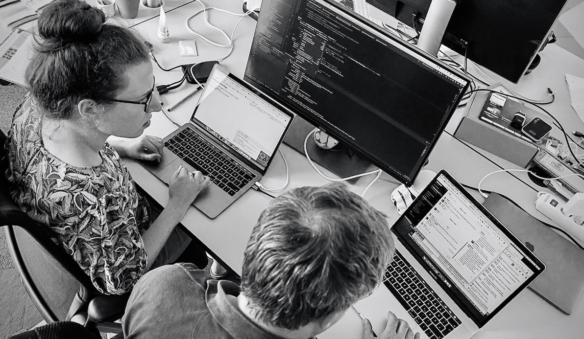 Webagentur-Team bei einem kreativen Workshop zur Webentwicklung