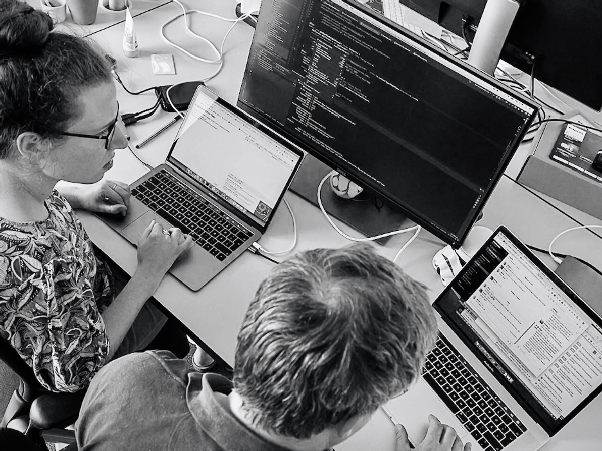 Gemeinsam bessere Websites gestalten – mit eurer Webentwicklung Agentur Webagentur-Team bei einem kreativen Workshop zur Webentwicklung