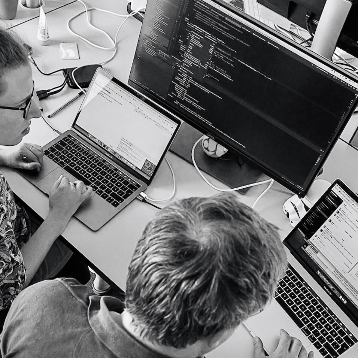 Erste funktionierende Softwarelösungen entwickeln – agil, nutzerzentriert und effizient Ein Entwickler-Duo bei mindmatters arbeitet an der Umsetzung digitaler Softwarelösungen