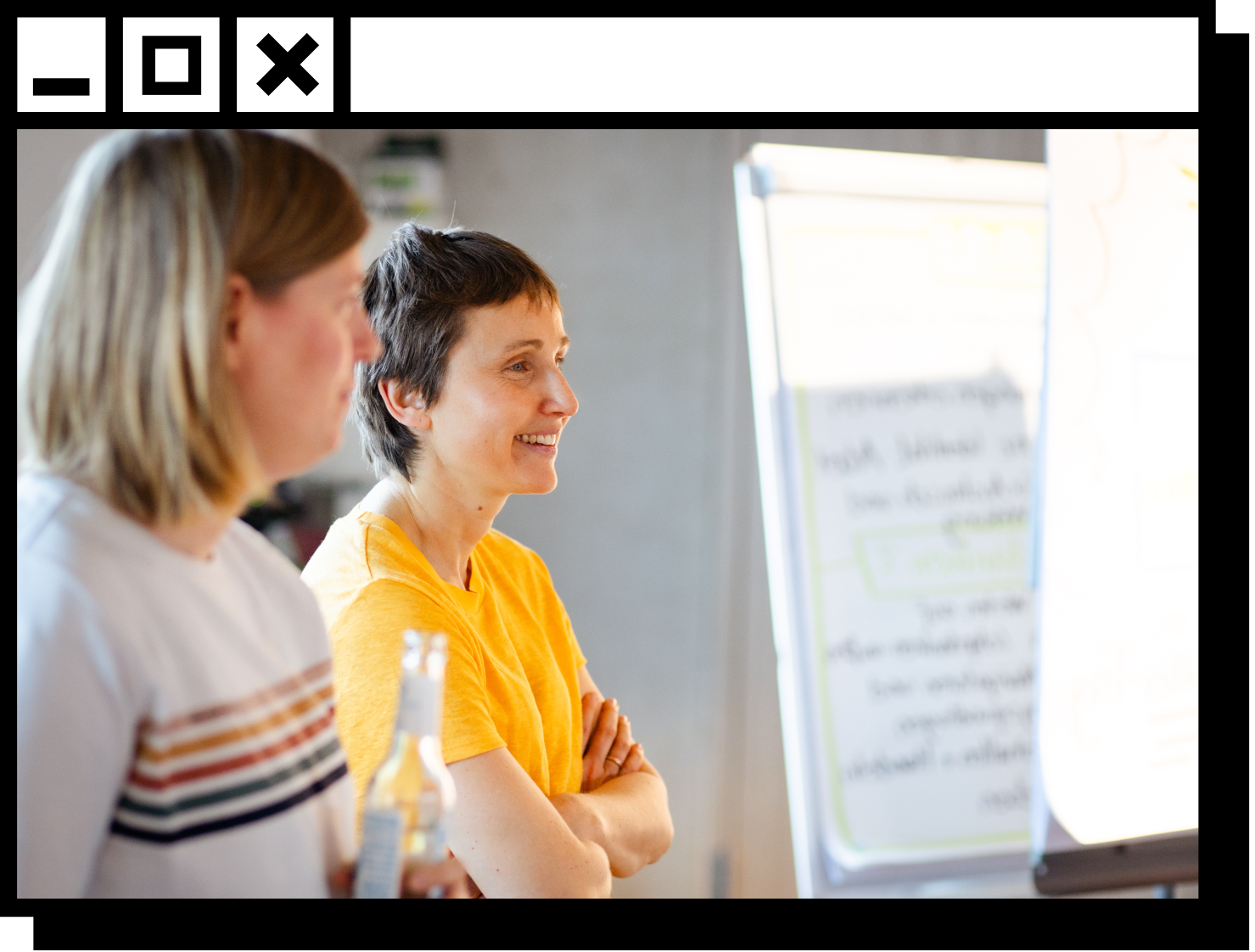 Zwei UX-Designerinnen besprechen ein Konzept für eine individuelle Softwarelösung