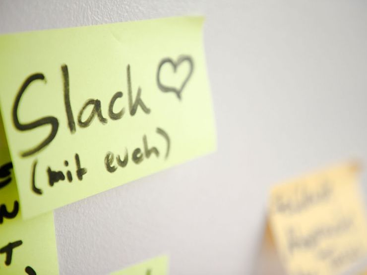Bild eines Post-Its mit der Aufschrift "Slack"