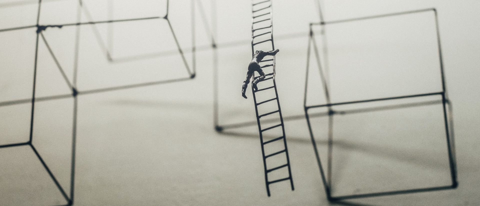 Illustration eines an einer Leiter hochkletternden Männchens