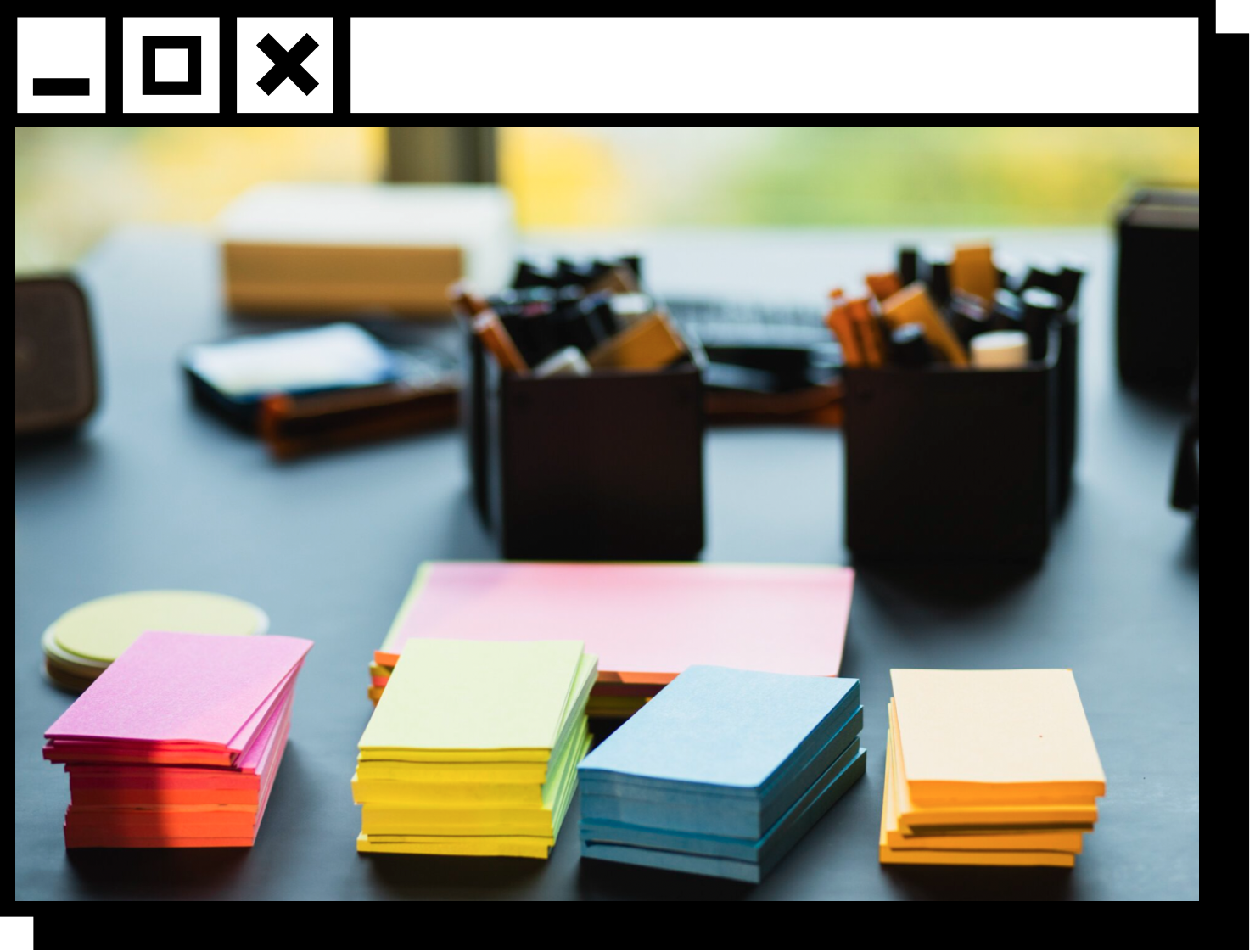 Webagentur-Team bei der Planung digitaler Produkte mit Stickies
