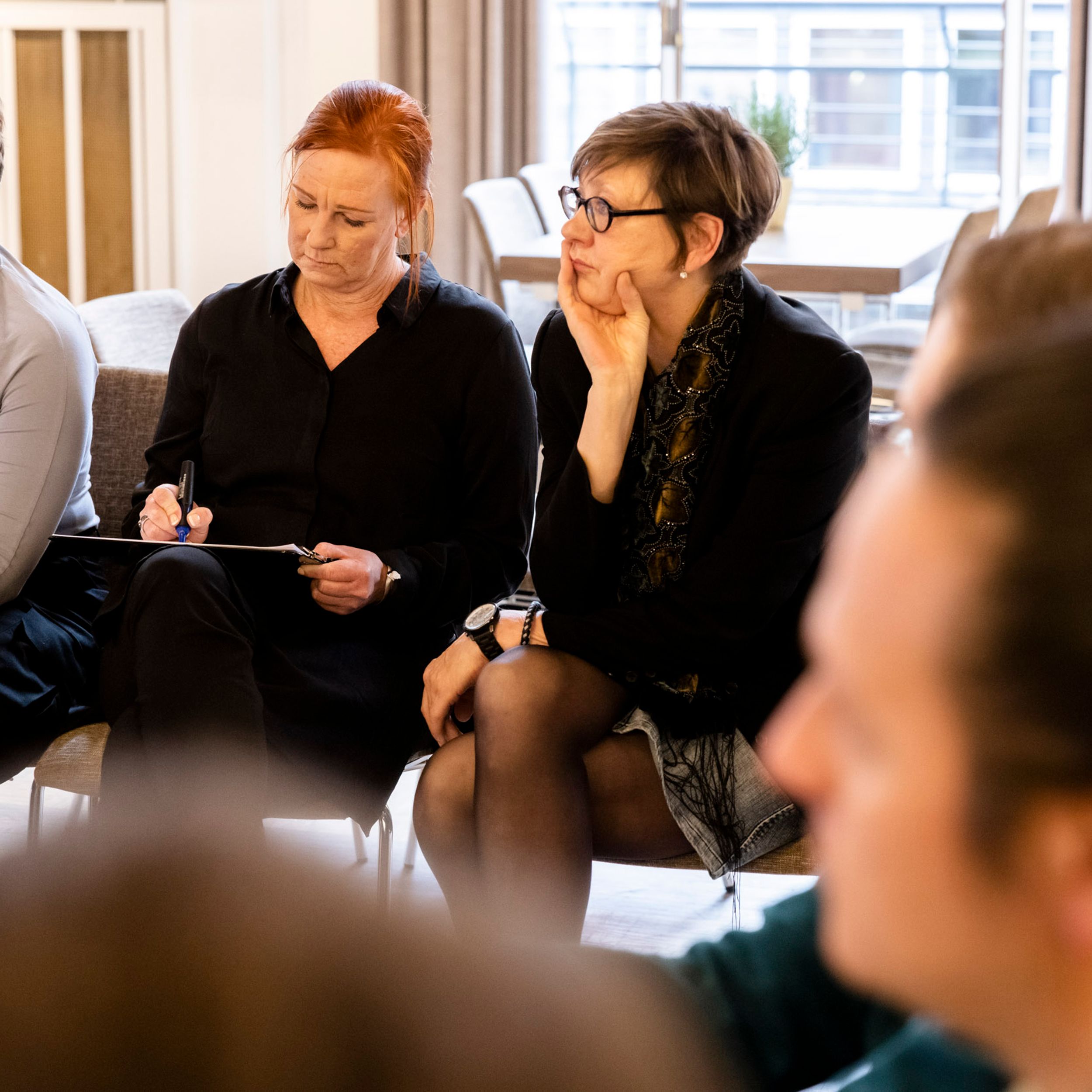Stakeholder einbinden – Perspektiven im Unternehmen frühzeitig verstehen mit mindmatters Workshop bei mindmatters: Team hört aufmerksam Stakeholder-Perspektiven zu