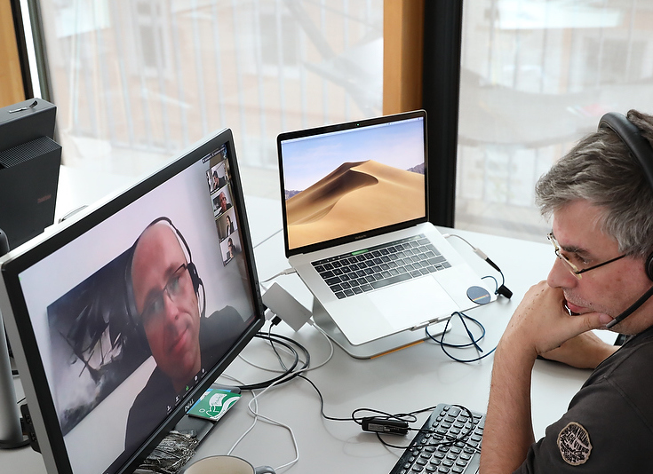 Bild zweier Entwickler beim Remote-Pair-Programming