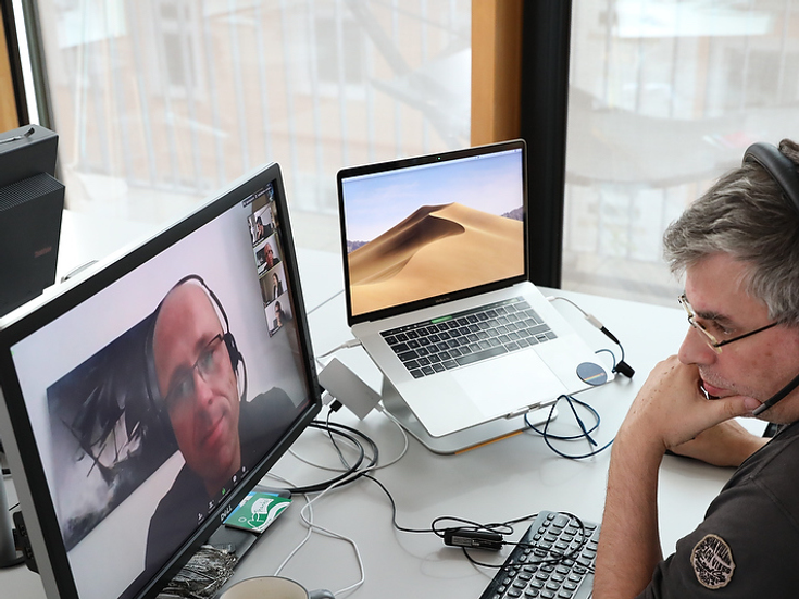 Bild zweier Entwickler beim Remote-Pair-Programming