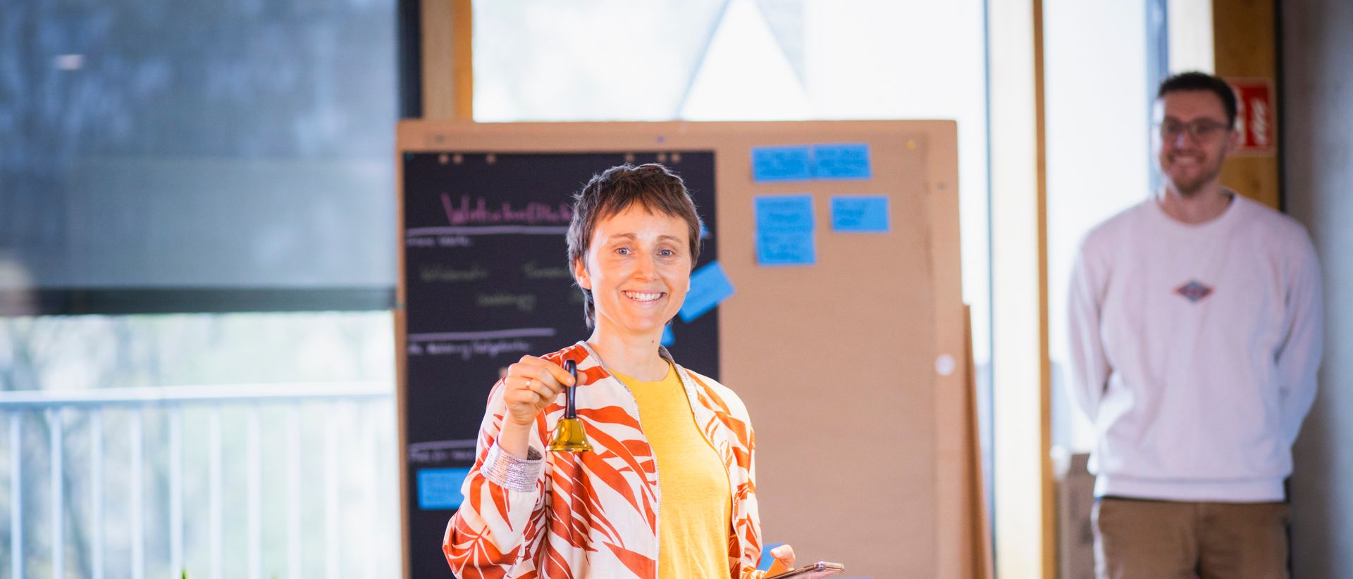 Teamworkshops mit mindmatters Team Workshops: Moderatorin mit Glöckchen