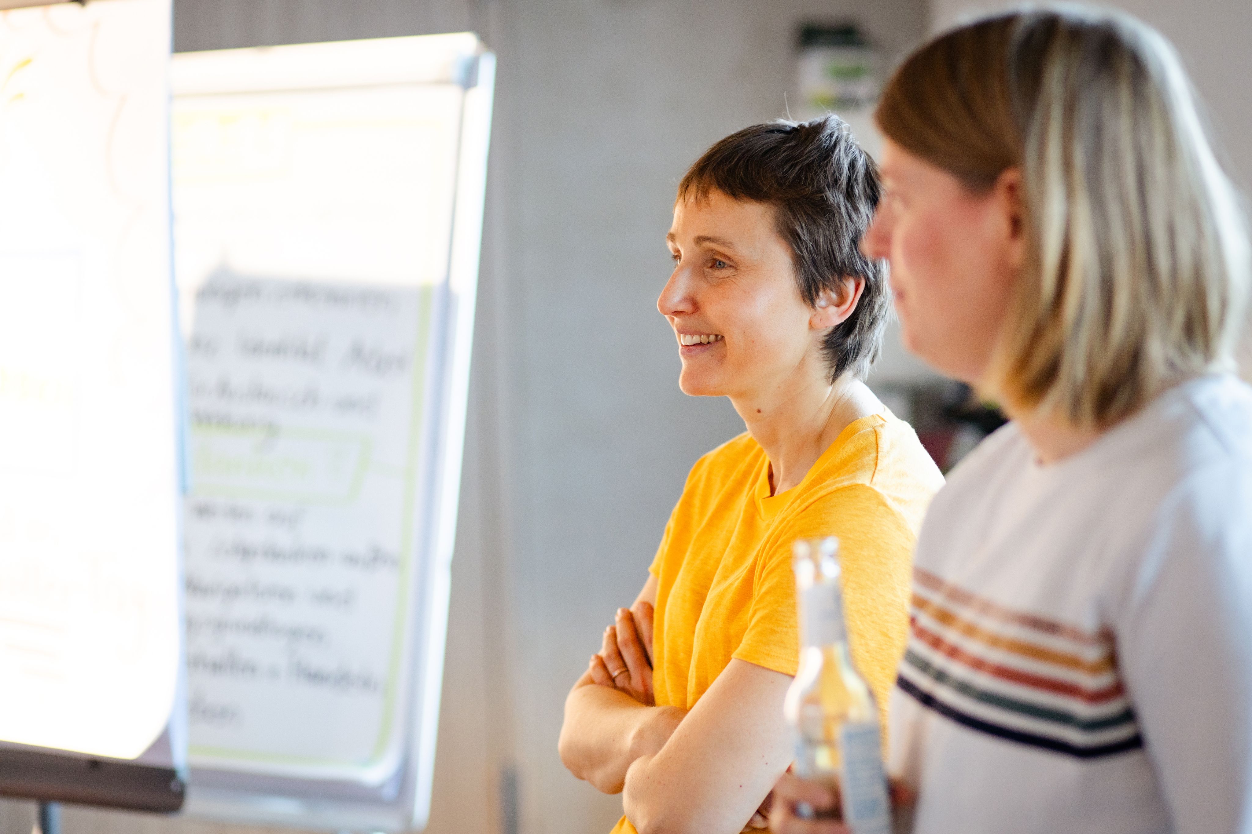 Zwei Kolleginnen von mindmatters im User Testing – engagierte Diskussion zur Produktvalidierung