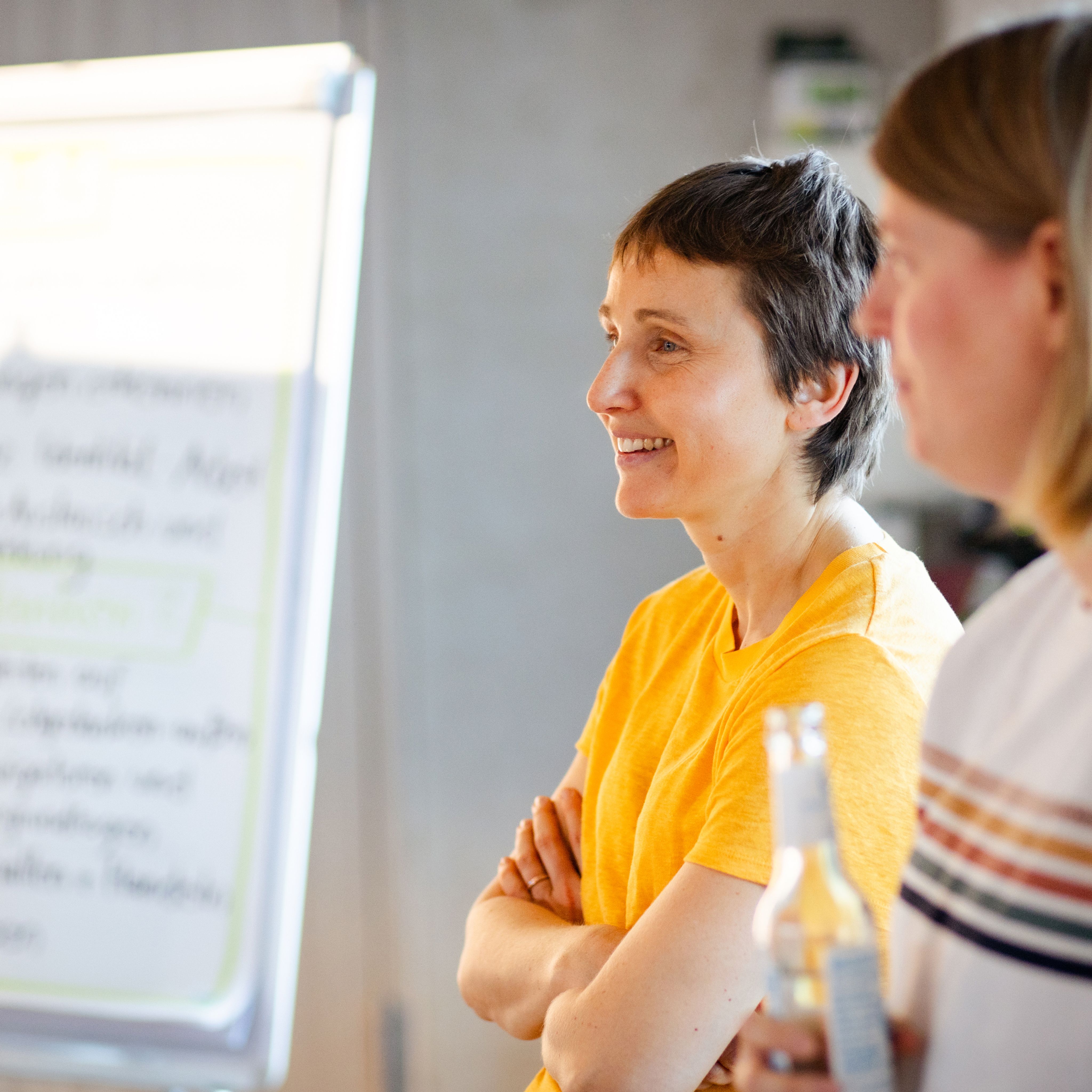 User Testing bei mindmatters: digitale Innovation durch echte Nutzererfahrung Zwei Kolleginnen von mindmatters im User Testing – engagierte Diskussion zur Produktvalidierung