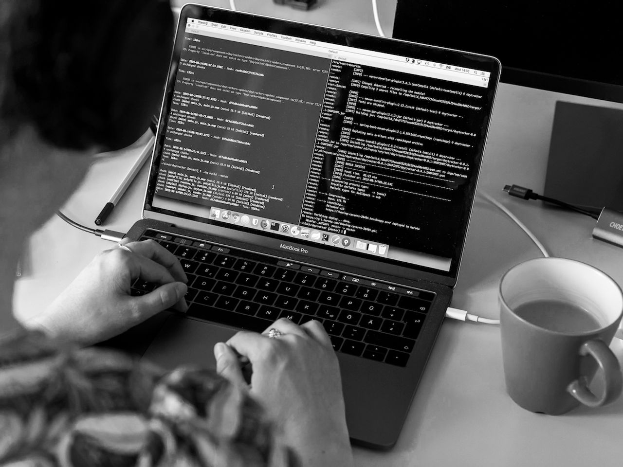 In einem gemeinsamen Entwicklungsteam mit unserem Kunden VPL haben wir eine skalierbare Webanwendung gebaut Schwarz-Weiss Motiv-einer Softwareentwicklerin am Laptop während des Codens