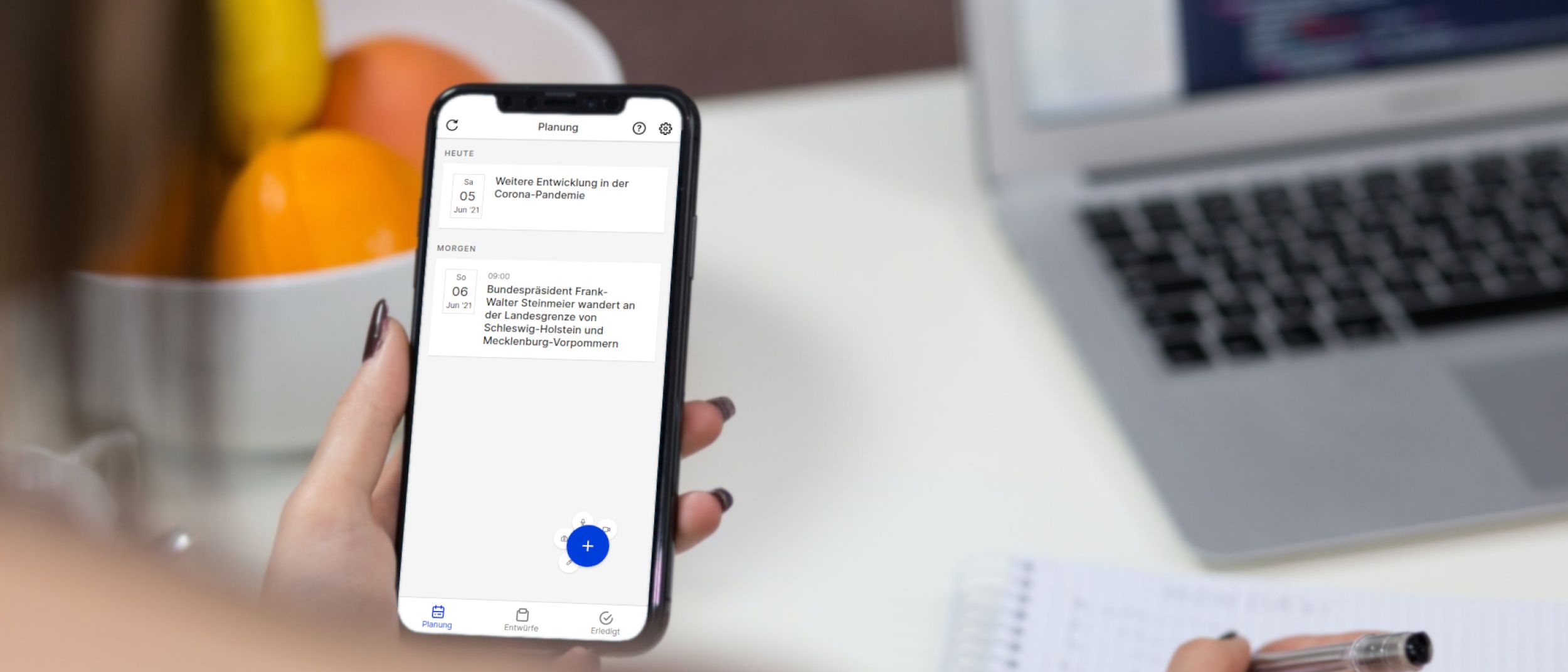 App programmierung von Mobile Apps und Web Apps iphone in der Hand einer Entwicklerin während der App Programmierung