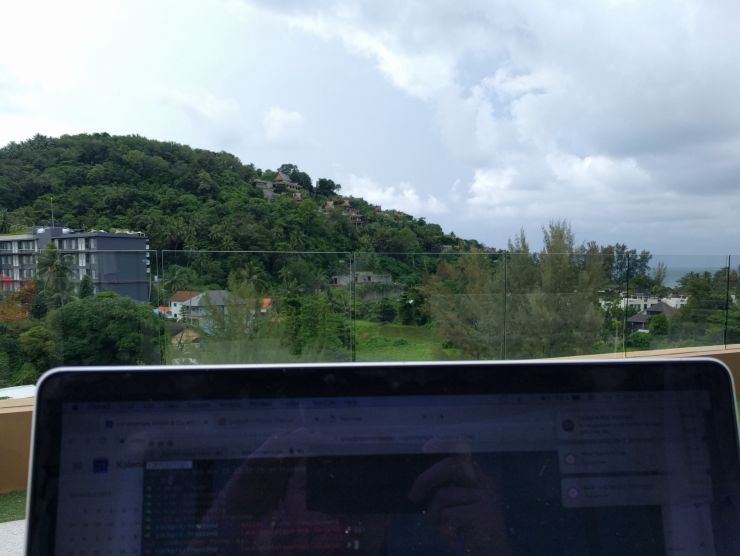 Bild eines Laptops vor mit Landschaft im Hintergrund
