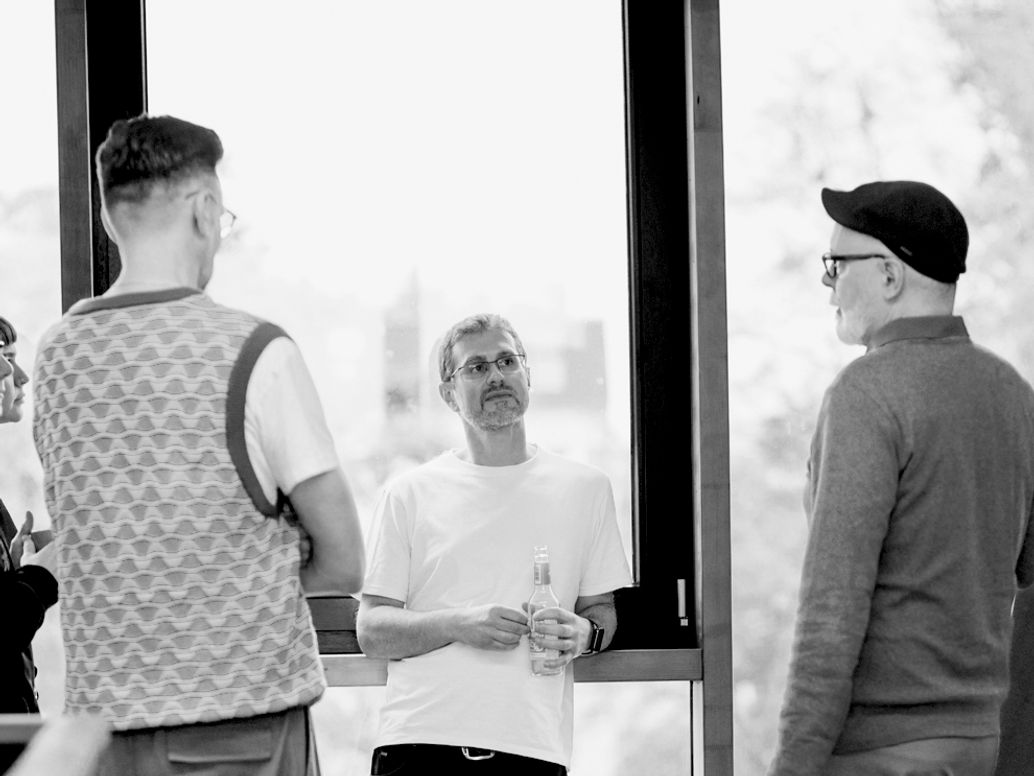 Entwickler und Kunden im Gespräch während der Softwareentwicklung von Tendoo