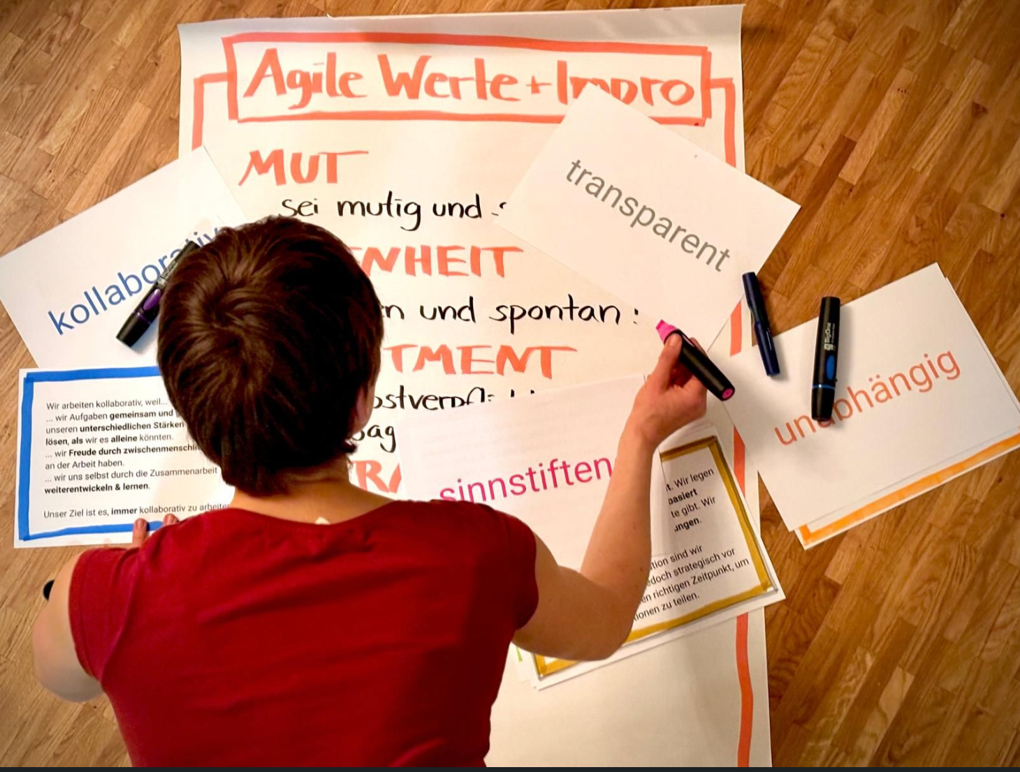 Moderatorin bei Mindmatters visualisiert Arbeitswerte – Organisationsentwicklung im Workshop