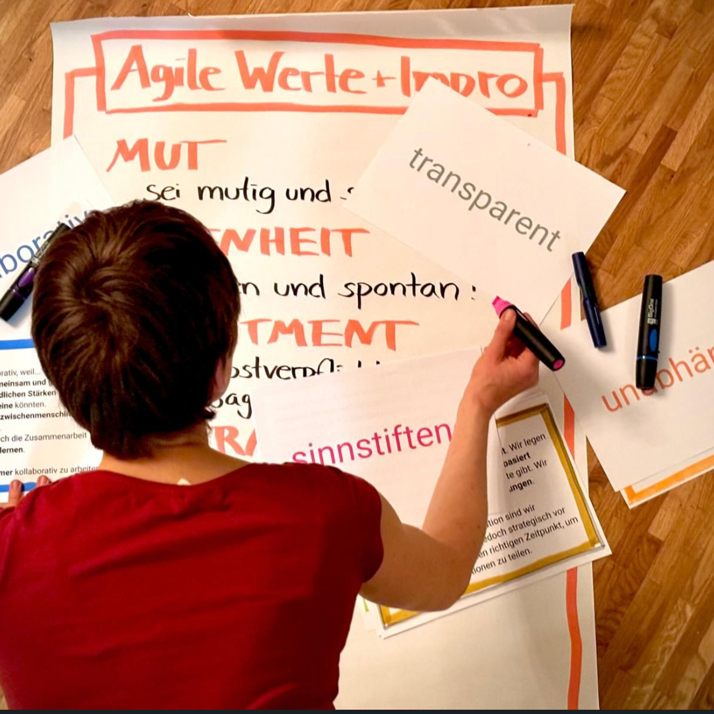 Zusammenarbeit gestalten: Agile Organisationsentwicklung bei mindmatters Moderatorin bei Mindmatters visualisiert Arbeitswerte – Organisationsentwicklung im Workshop