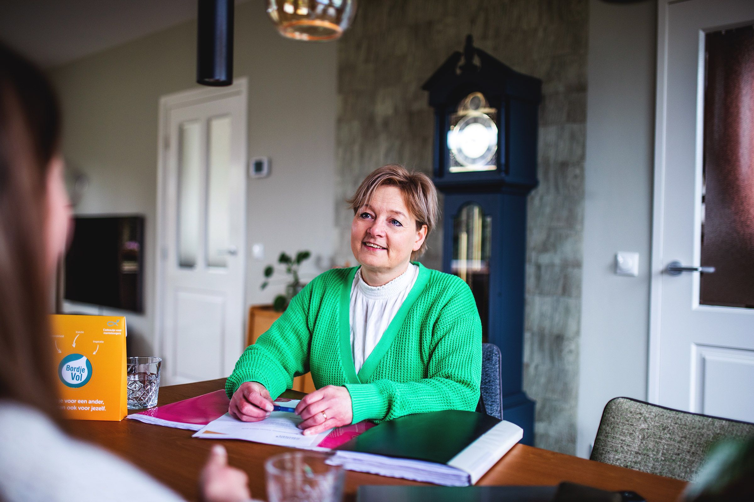 Francien aan tafel bij klant thuis