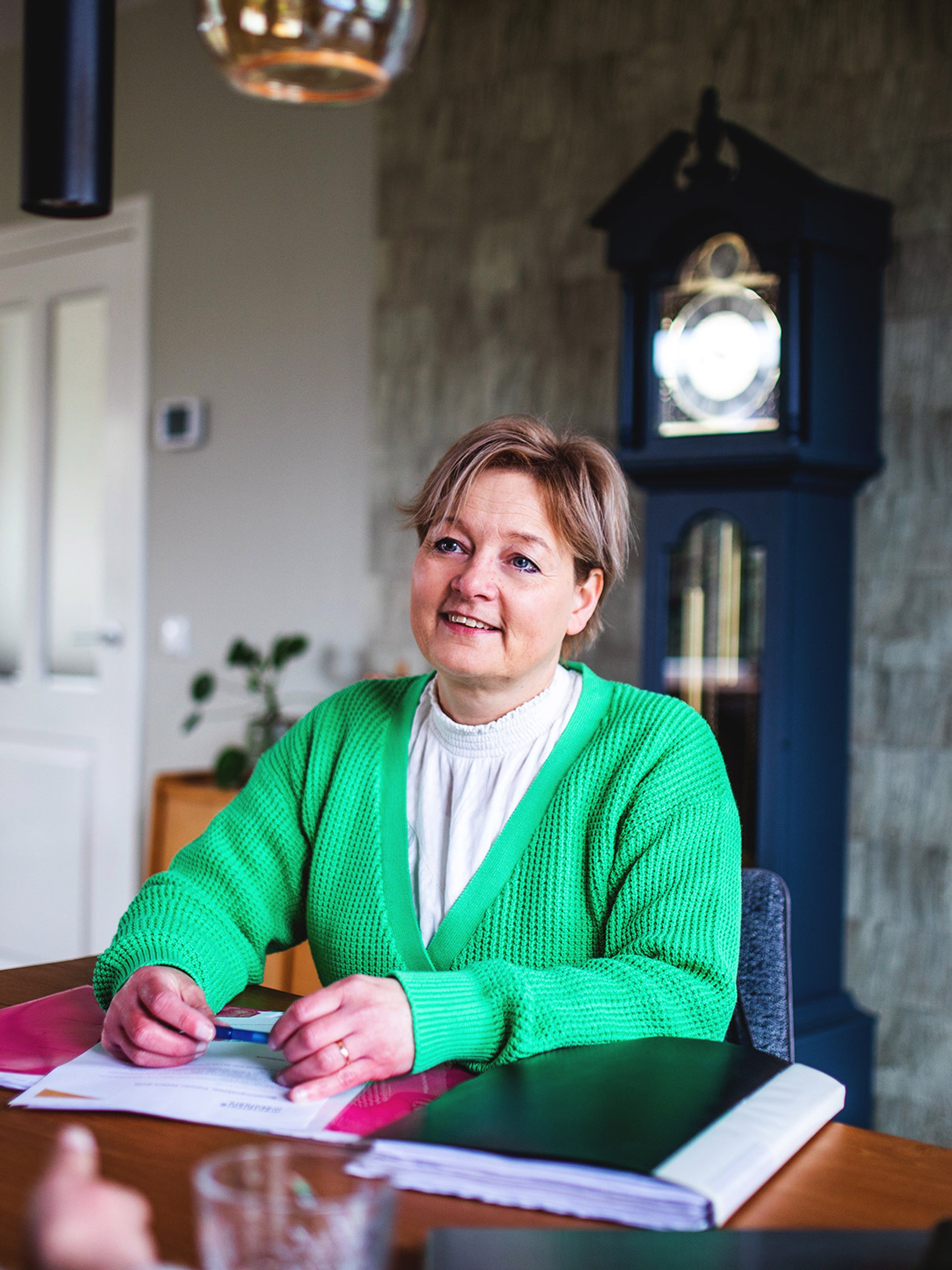 Francien aan tafel bij klant thuis