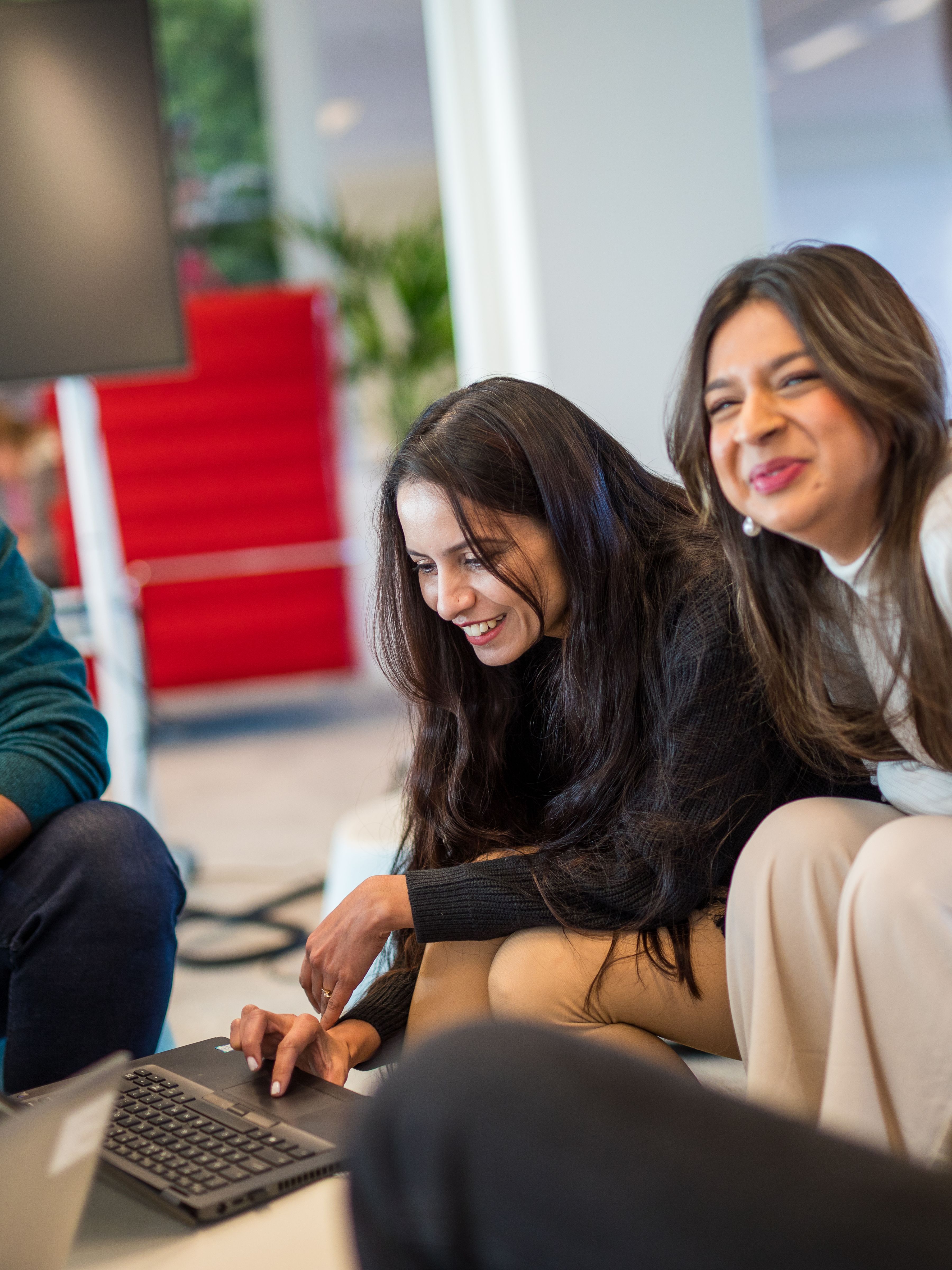 Groep mensen met bi-culturele achtergrond aan het werk