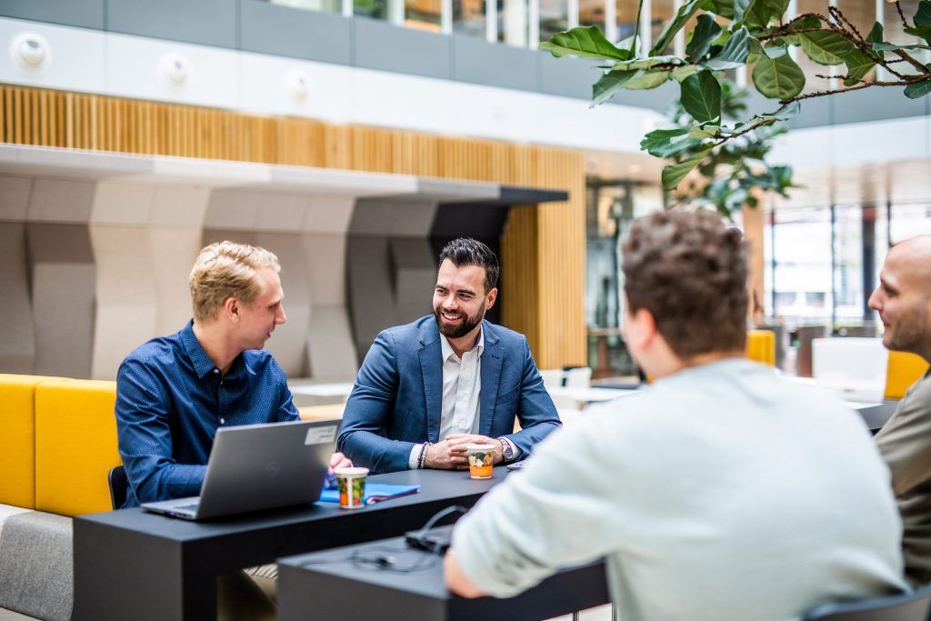 Luuk in gesprek met collega's