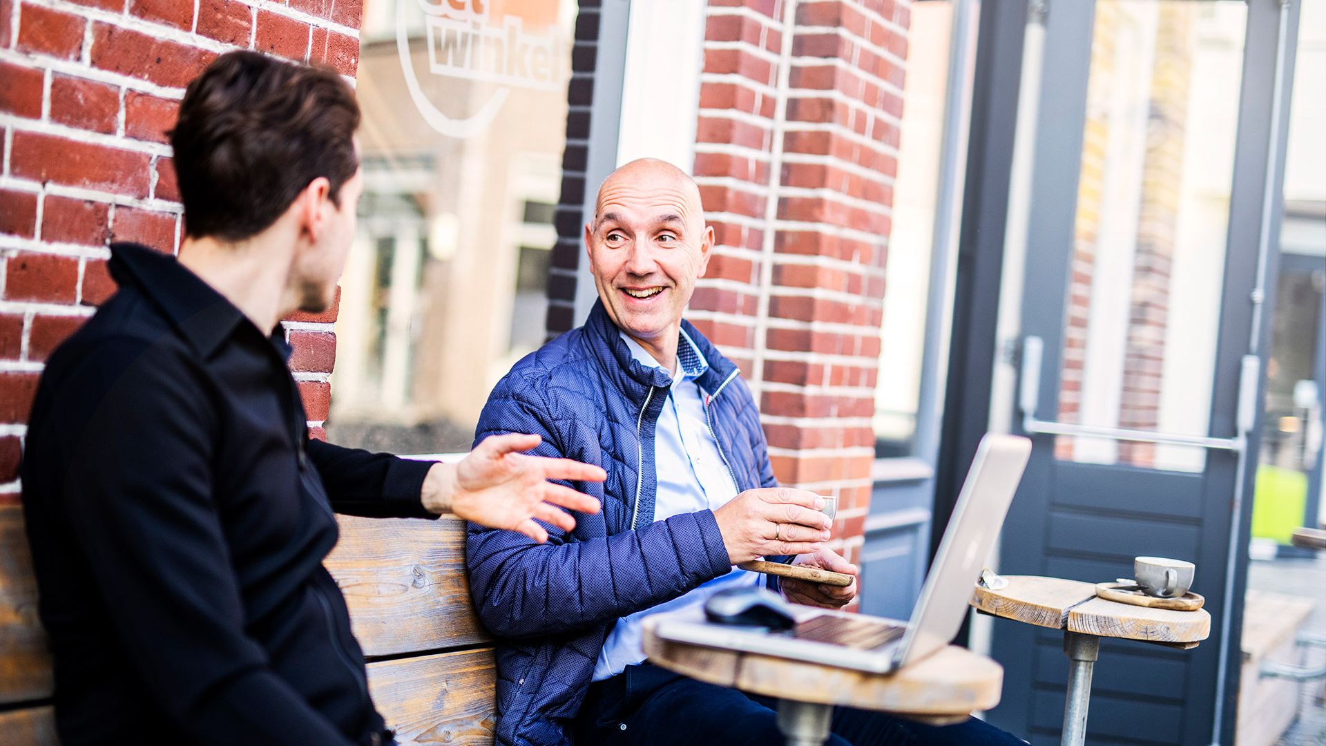 Sjaak Staal met een klant