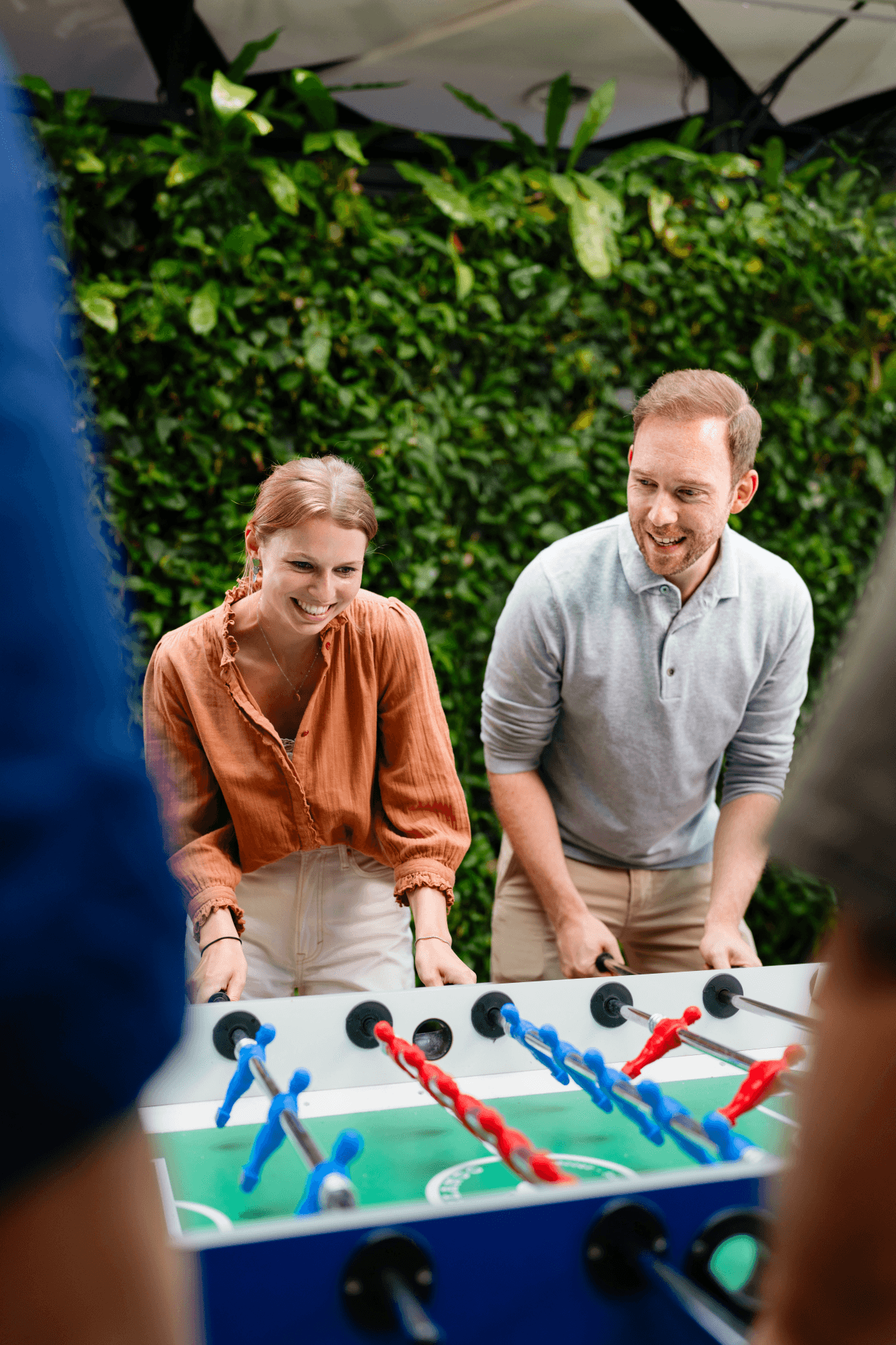Twee collega's spelen tafelvoetbal