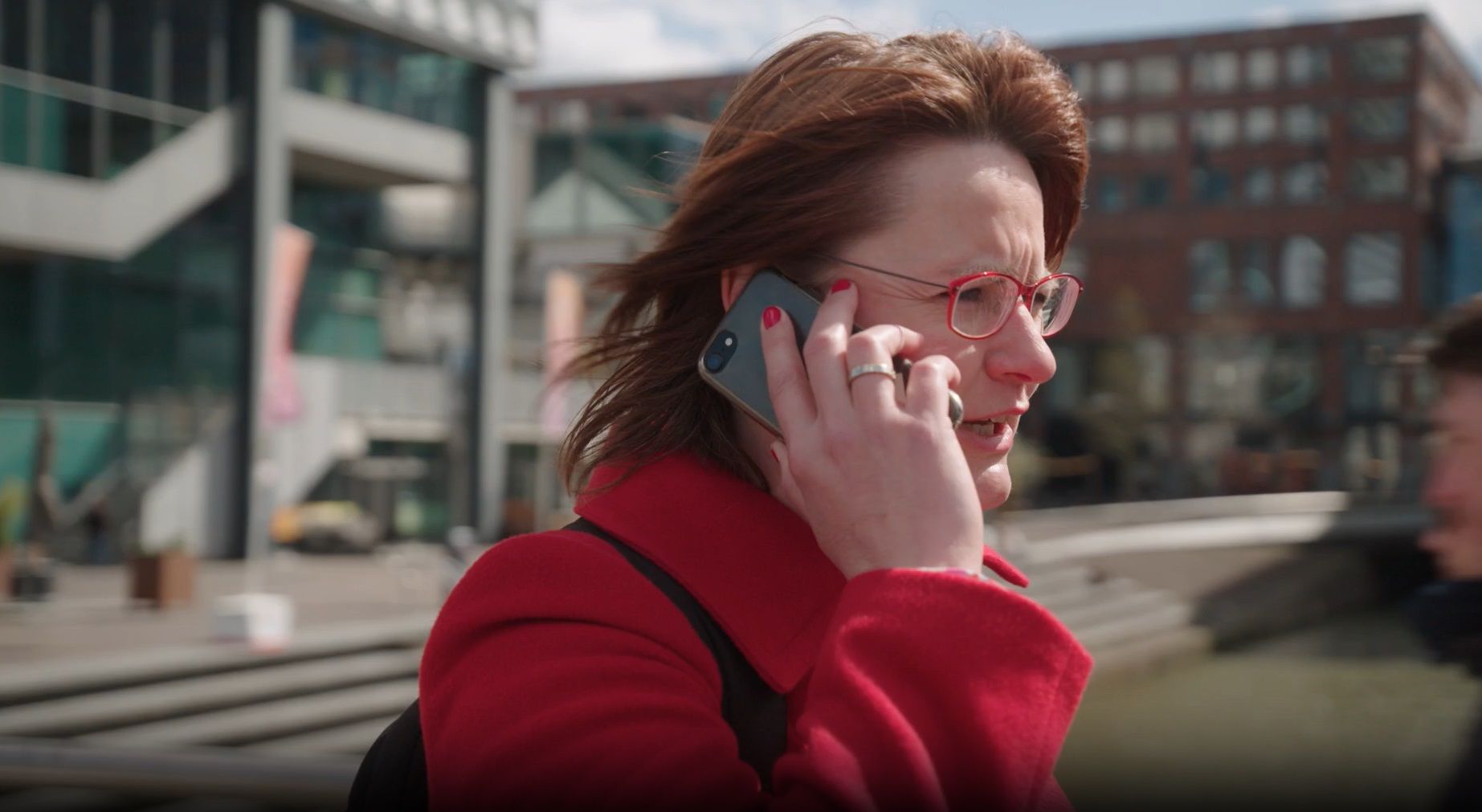 Vrouw loopt bellend over straat
