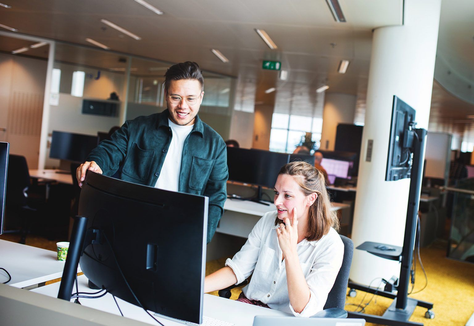 Man en vrouw samen aan het werk op kantoor