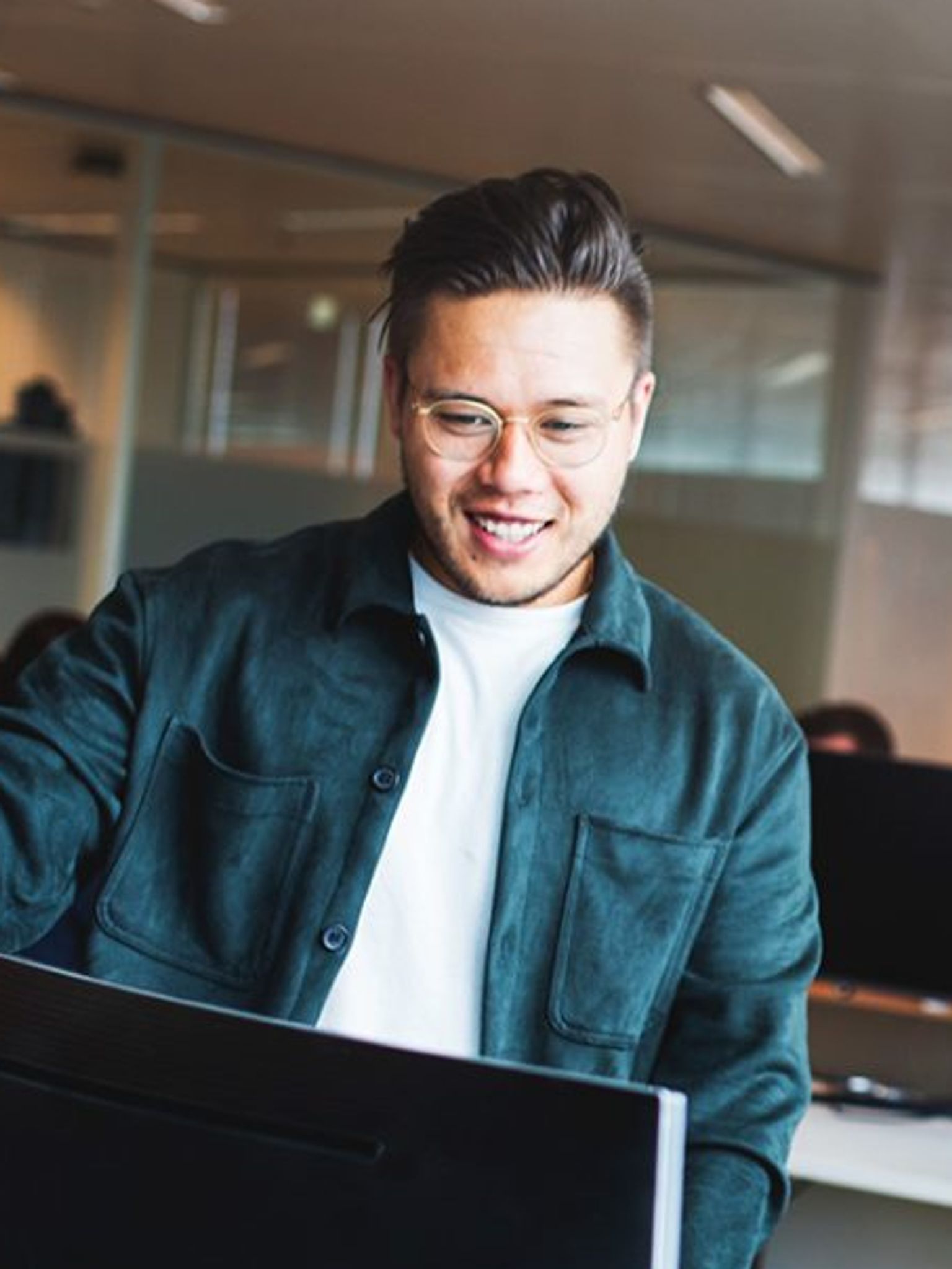 twee jonge collega's op kantoor