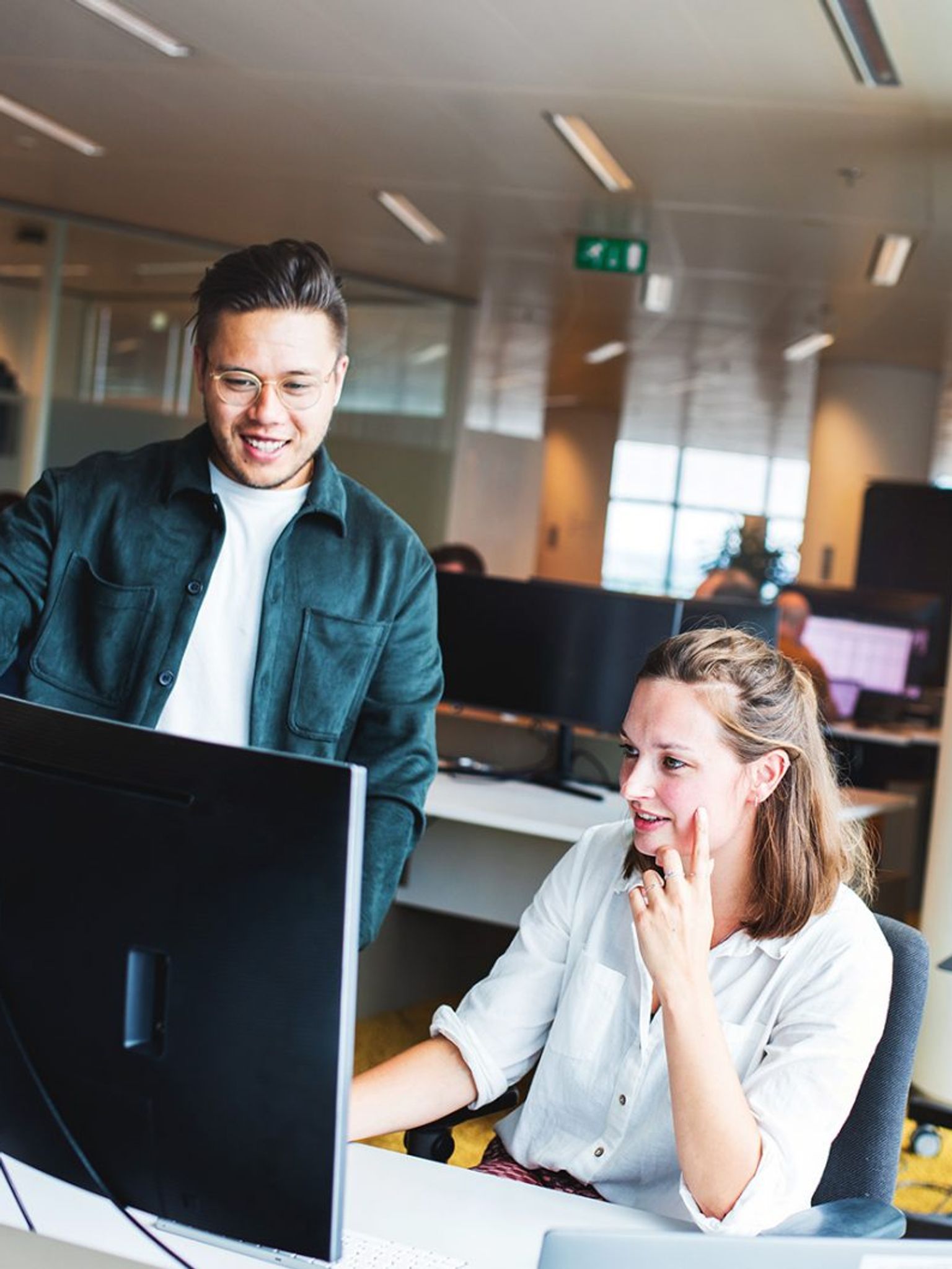 Man en vrouw samen aan het werk op kantoor