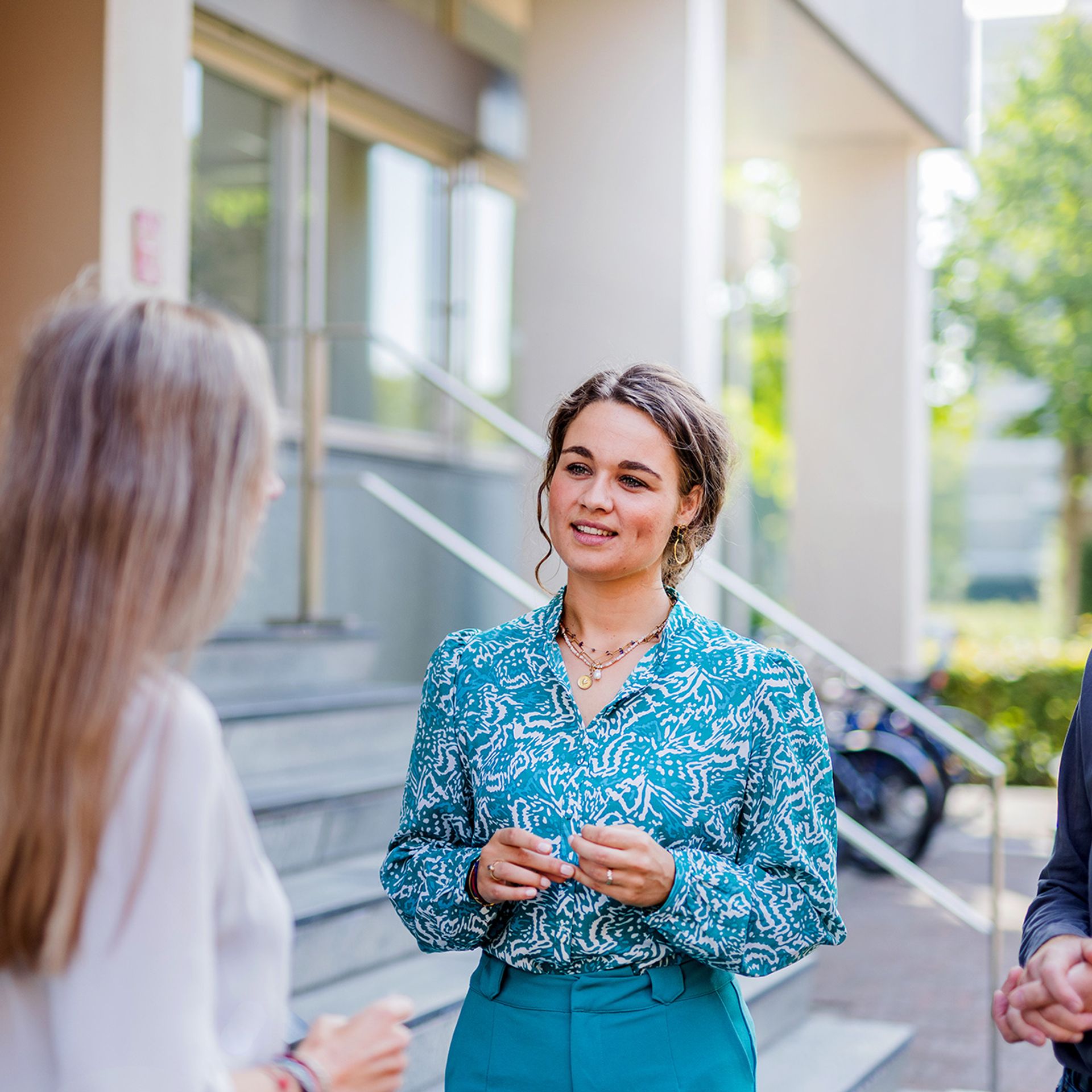 Vrouw praat met mensen