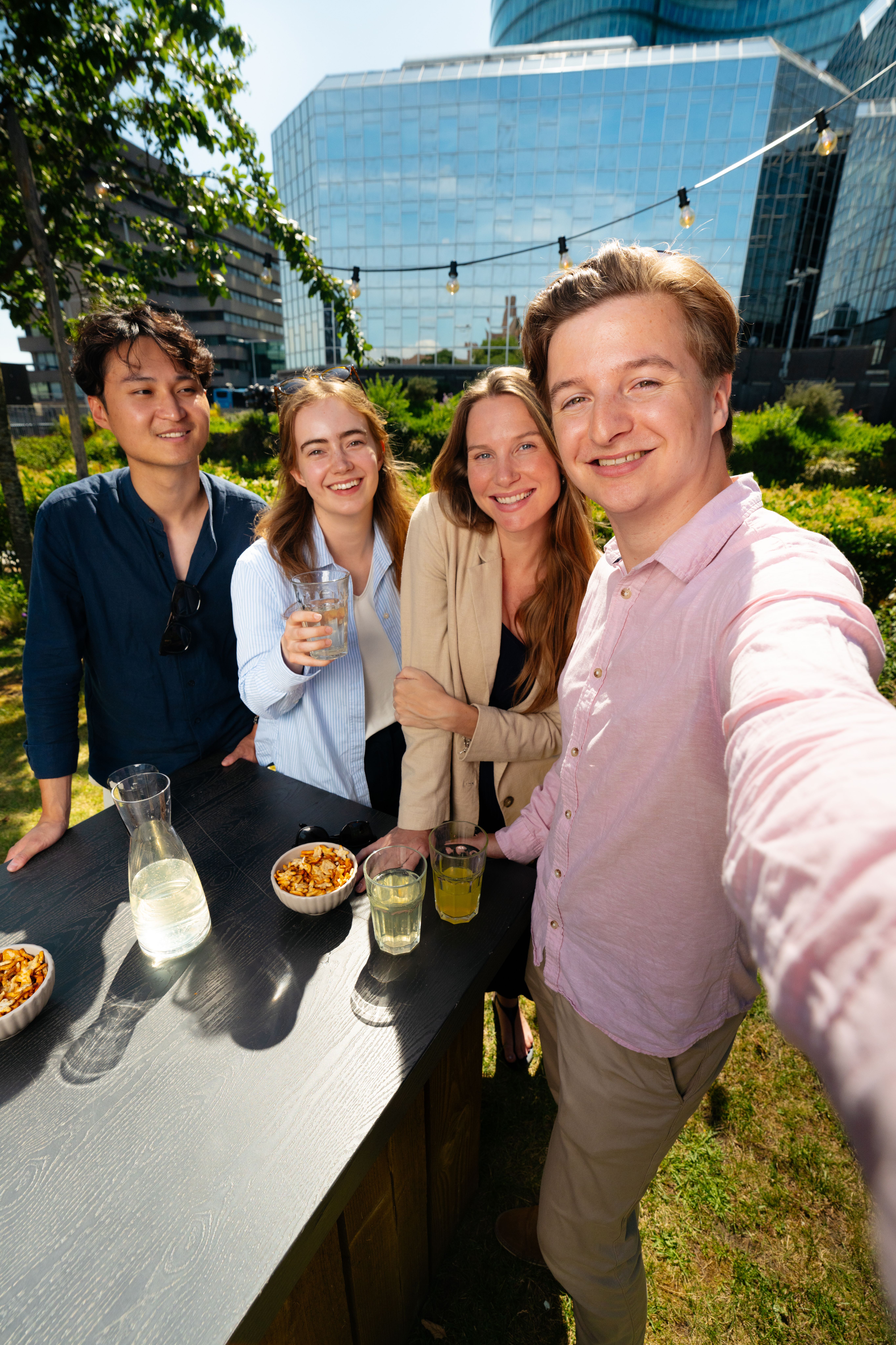 Tieme met collega's op de domibo