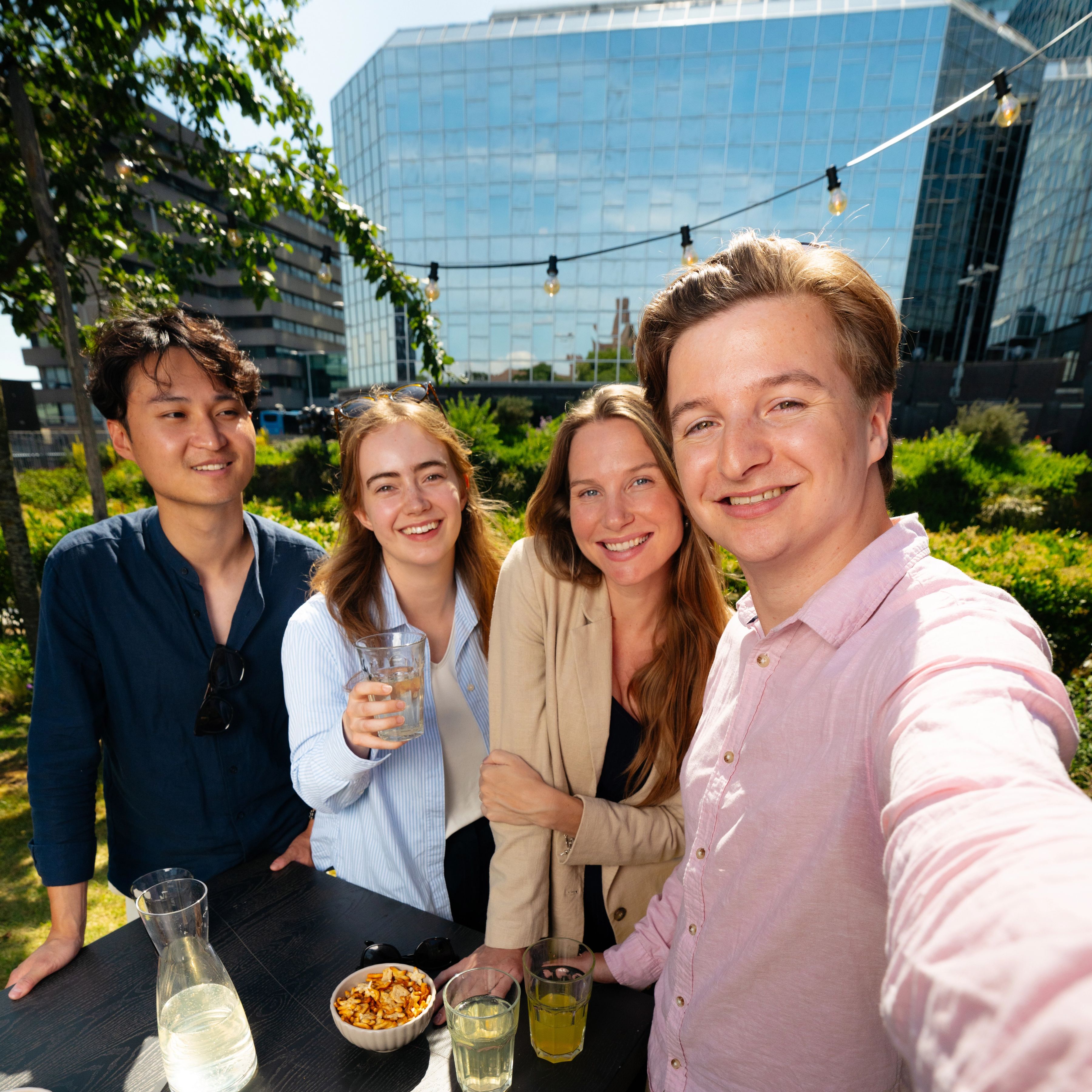 Tieme met Iris en collega's op de vrijmibo