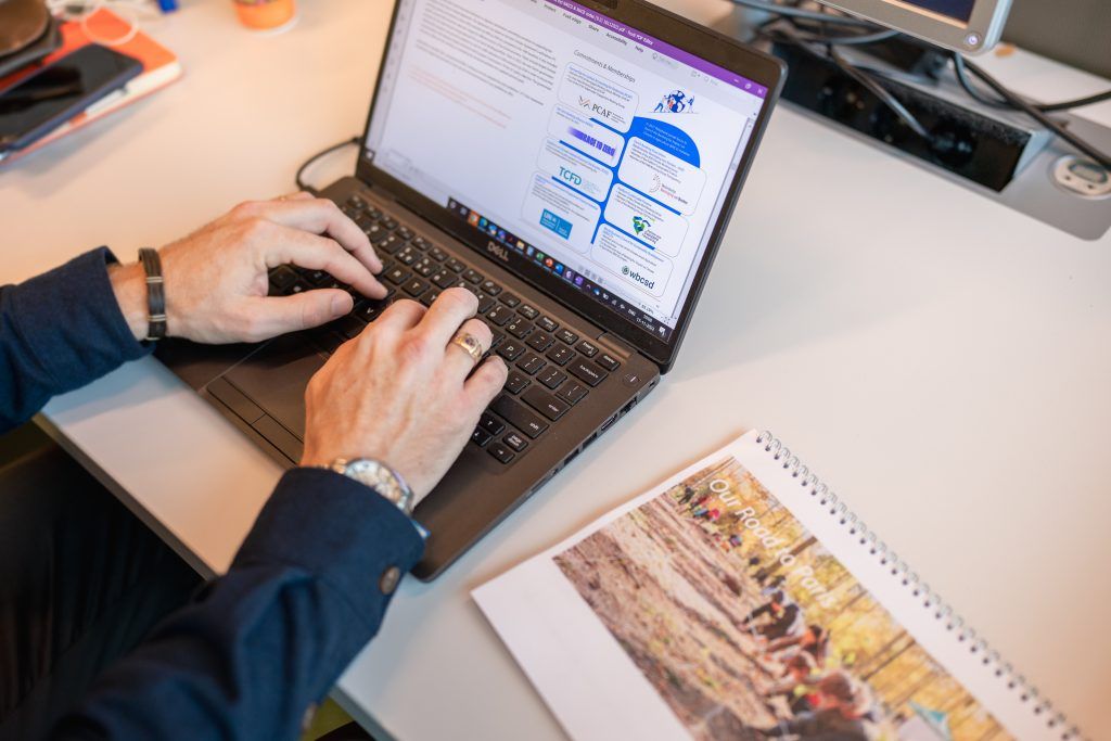 Luke Disney aan het werk - laptop