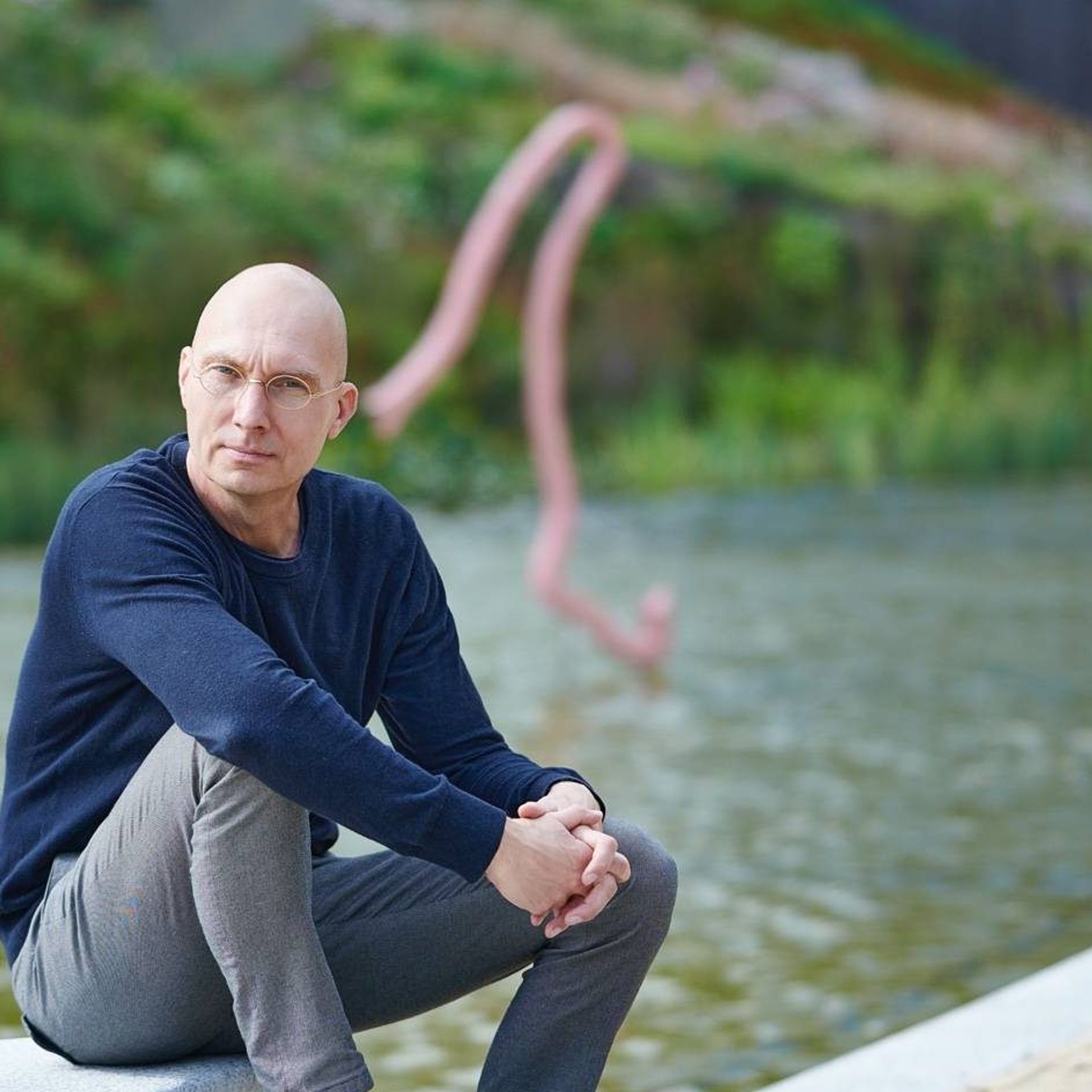 Man poseert voor vijver