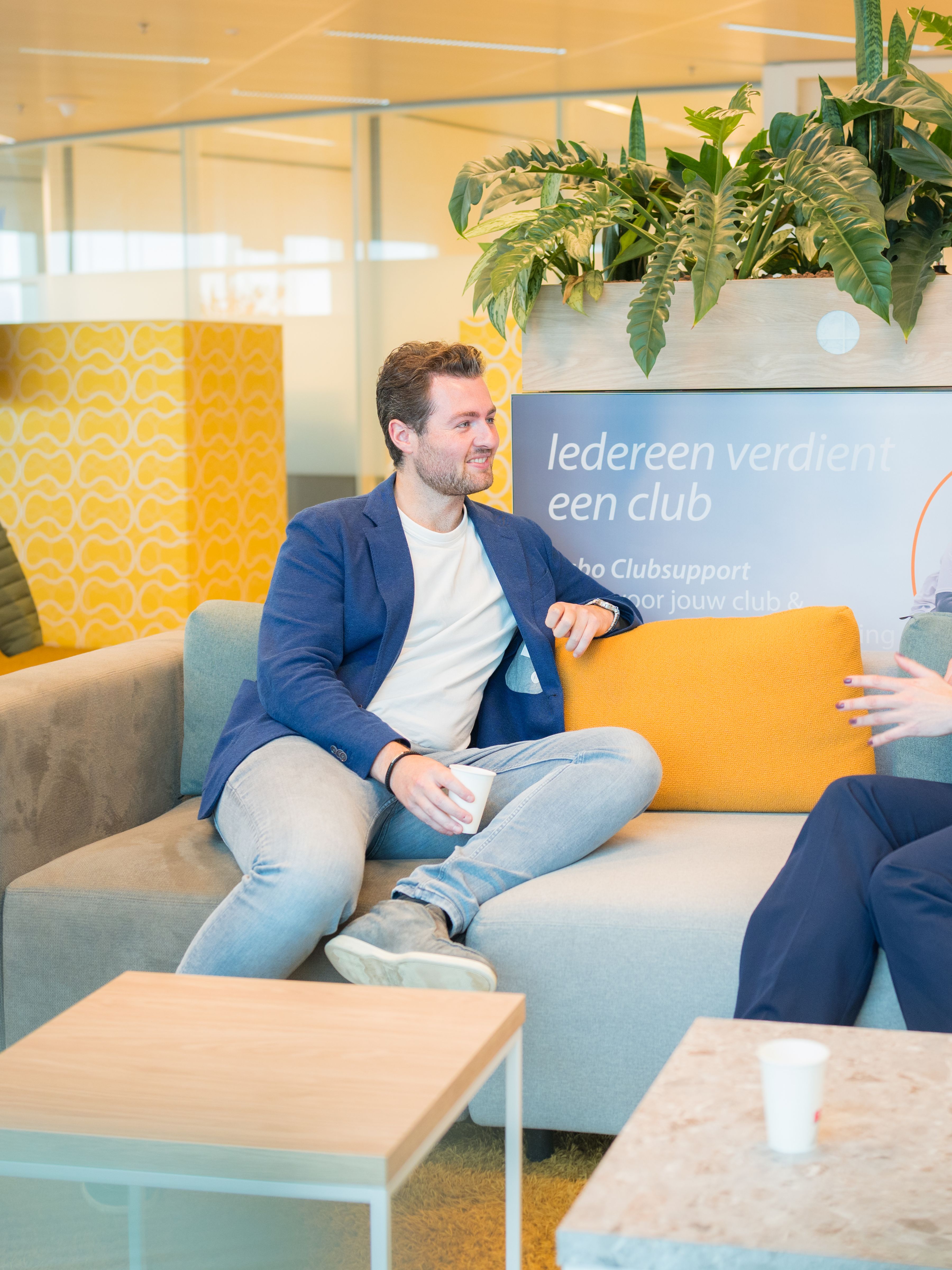 2 collega's zitten op een bank