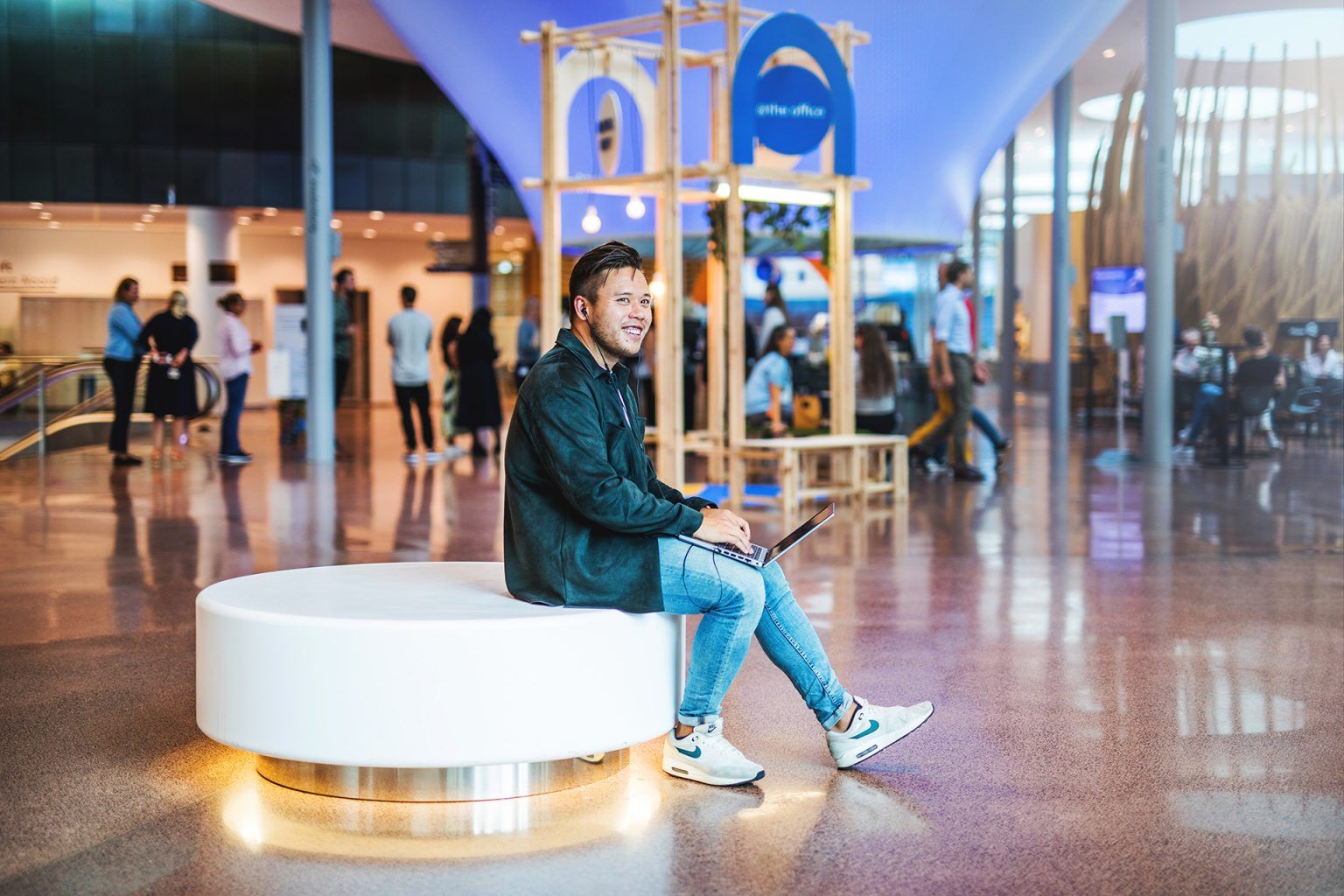 Young professional in het midden van Rabobank Utrecht kantoor